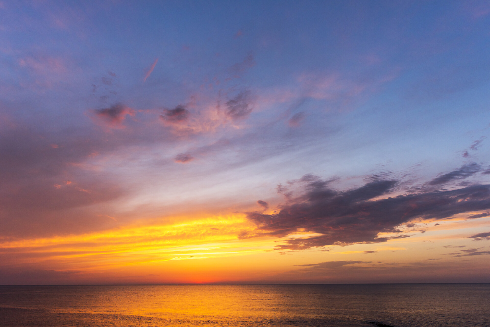 日落时美丽的火烧云景观美丽的日落,多云的天空.日落景观.
