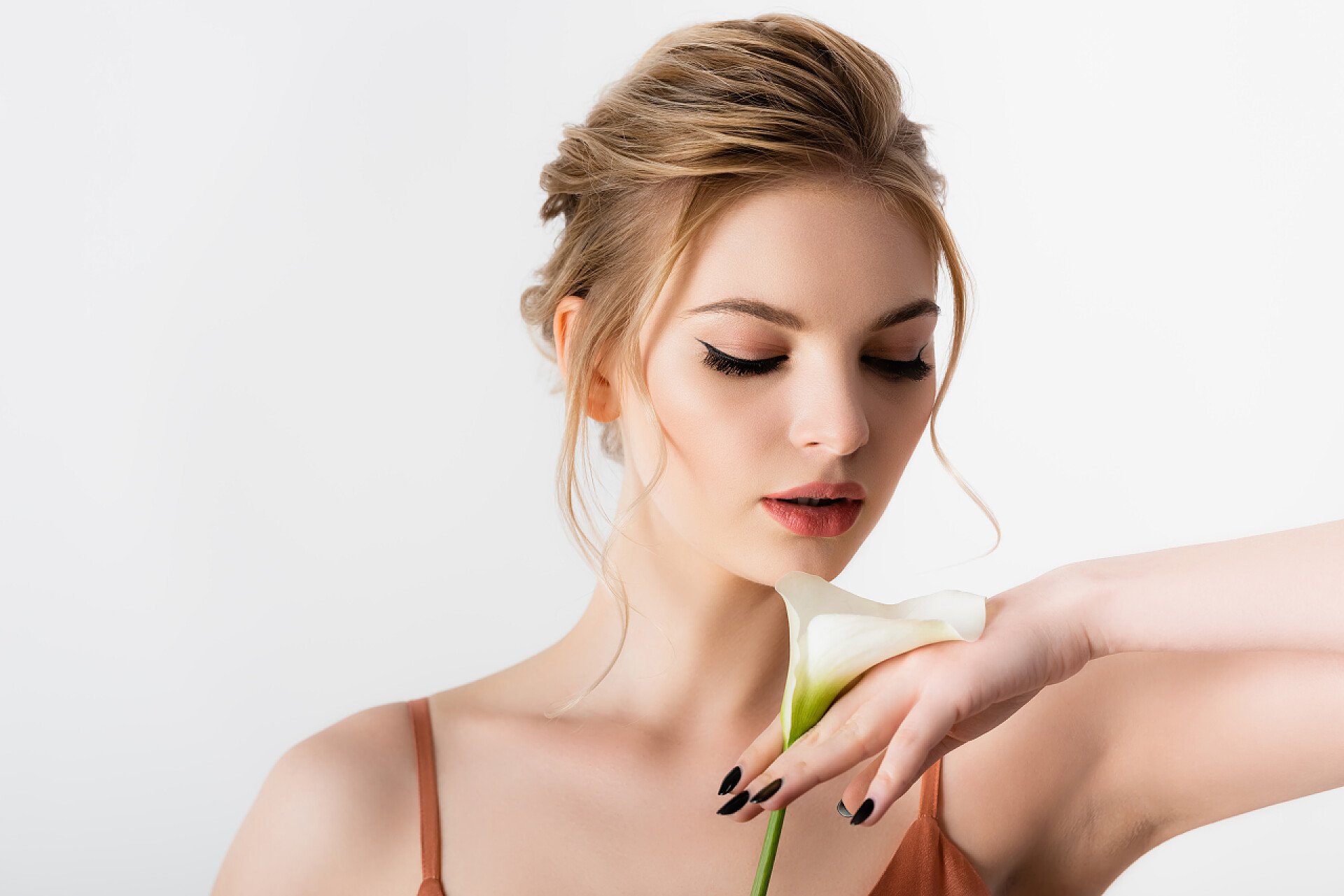 看向手中拿着一朵白花优雅的金发女人优雅而美丽的金发女人，手里拿着一朵孤零零的白花