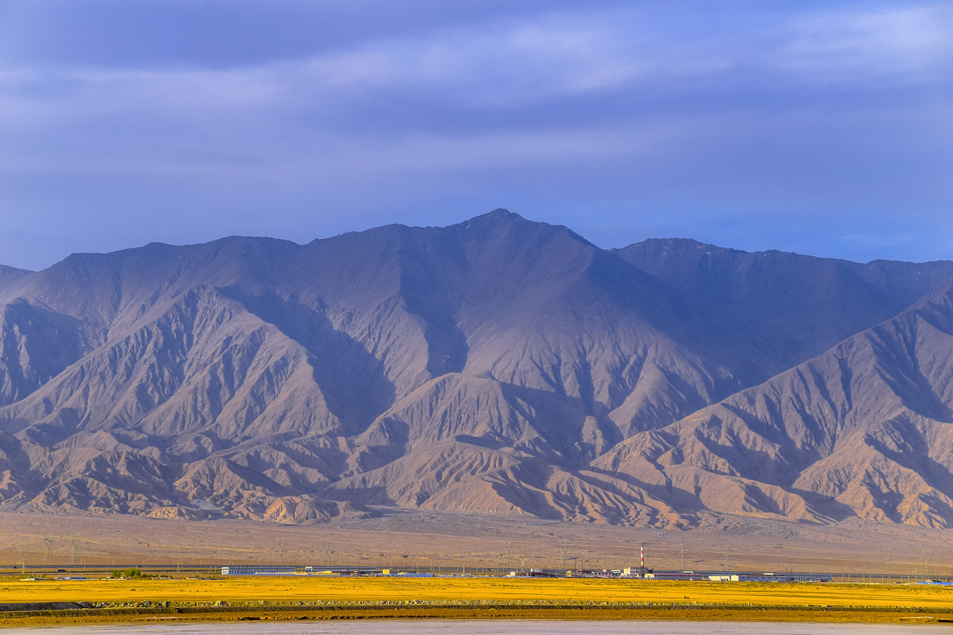 达契丹翡翠湖山盐碱地的风景青海省达契丹翡翠湖山盐碱地的反映