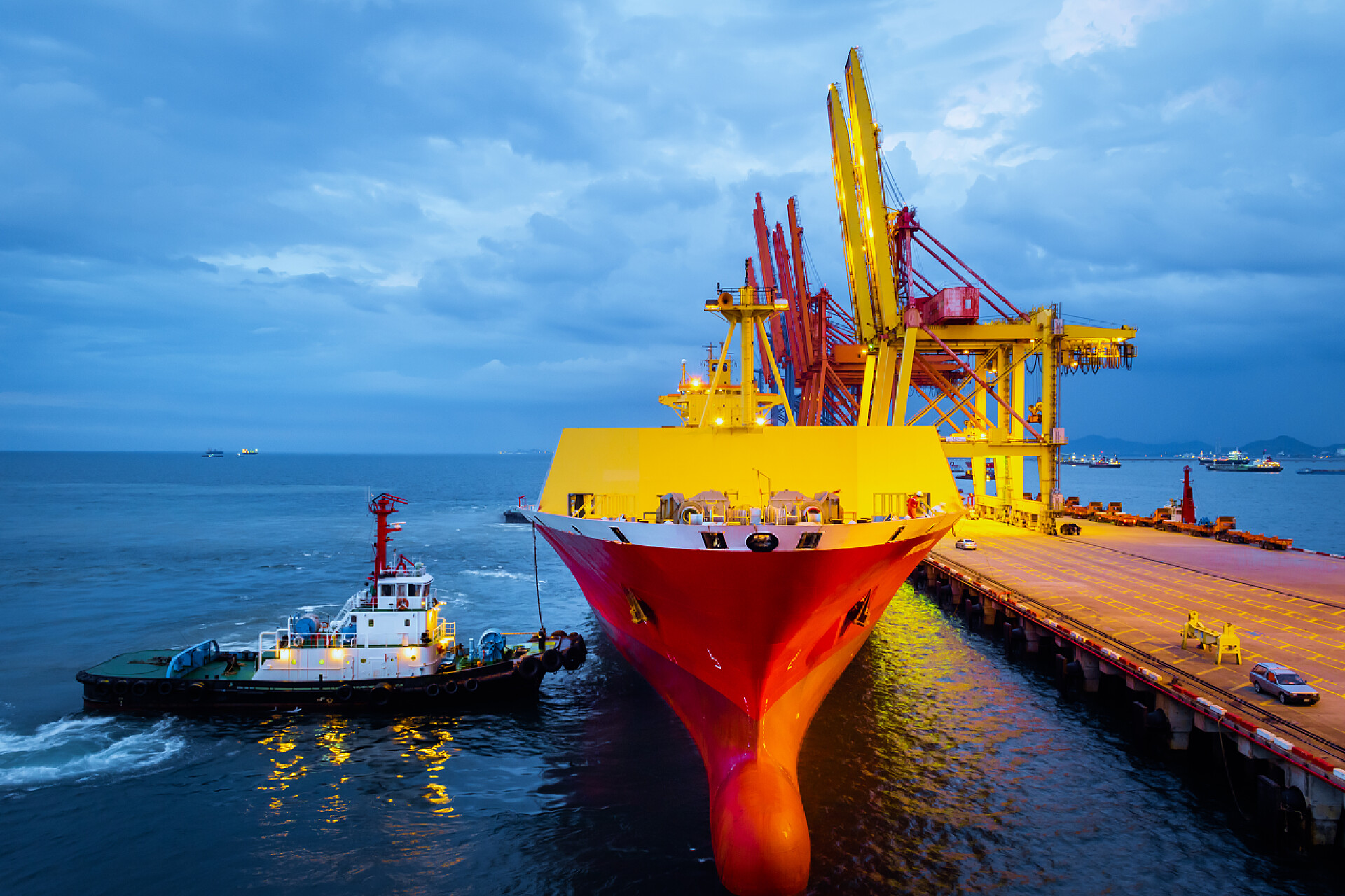 拖船把大型货轮推到港口码头停泊拖船把大型货轮推到港口码头停泊.港口码头业务和装卸设备.