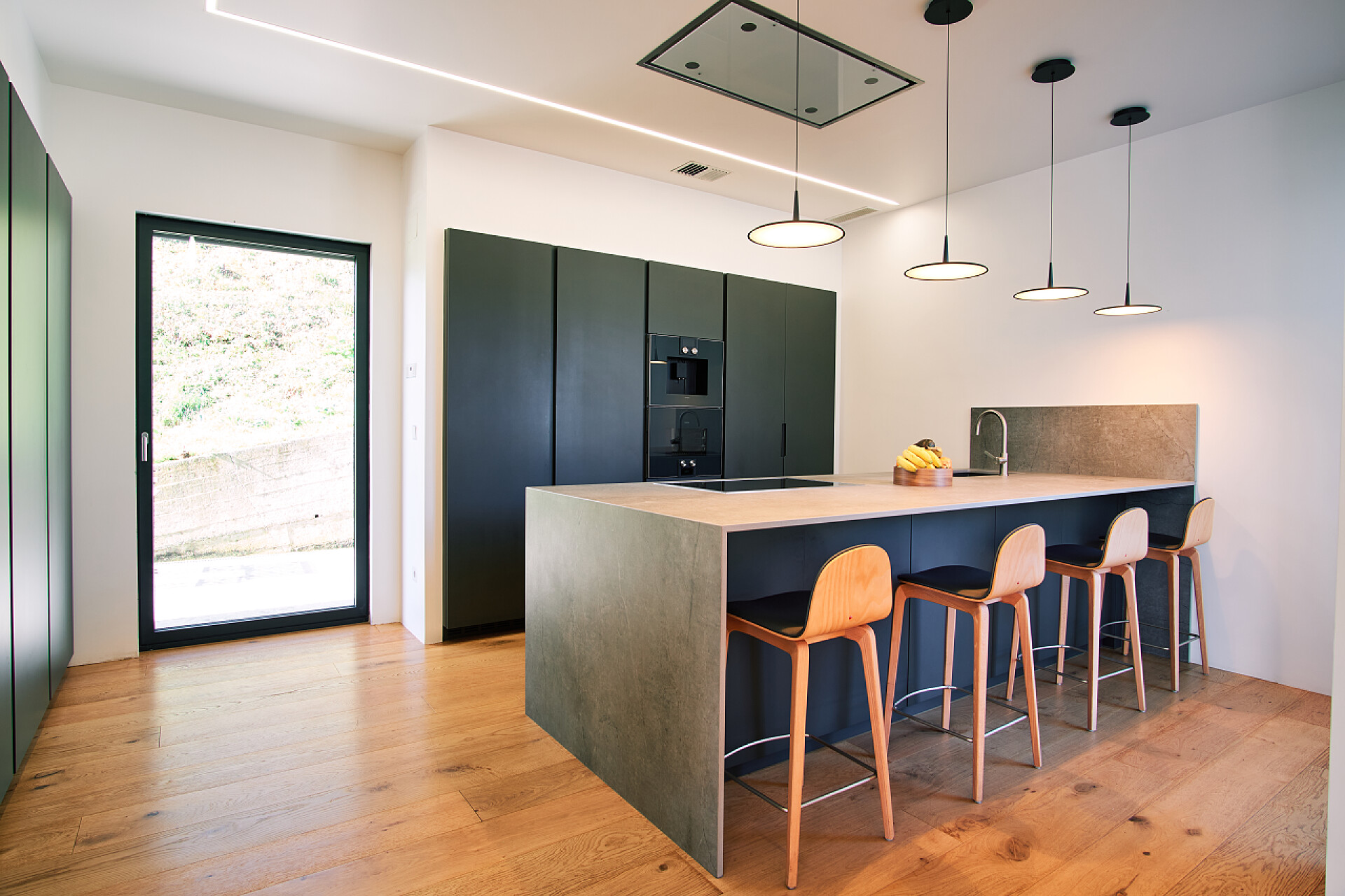 现代简约设计装修的厨房样板间现代厨房，台面，椅子和黑色橱柜