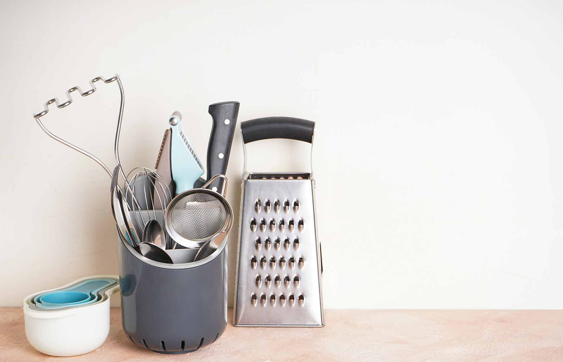 桌子上的厨房用品米色背景上的各种厨房用具，有文字空间. 