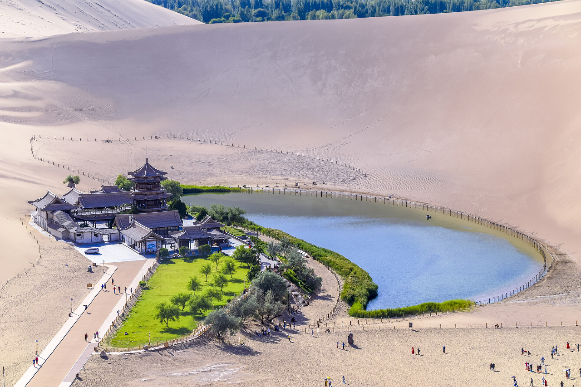 敦煌戈壁滩沙漠美景敦煌戈壁沙漠中著名的绿洲湖新月形和美丽的塔的夜景.