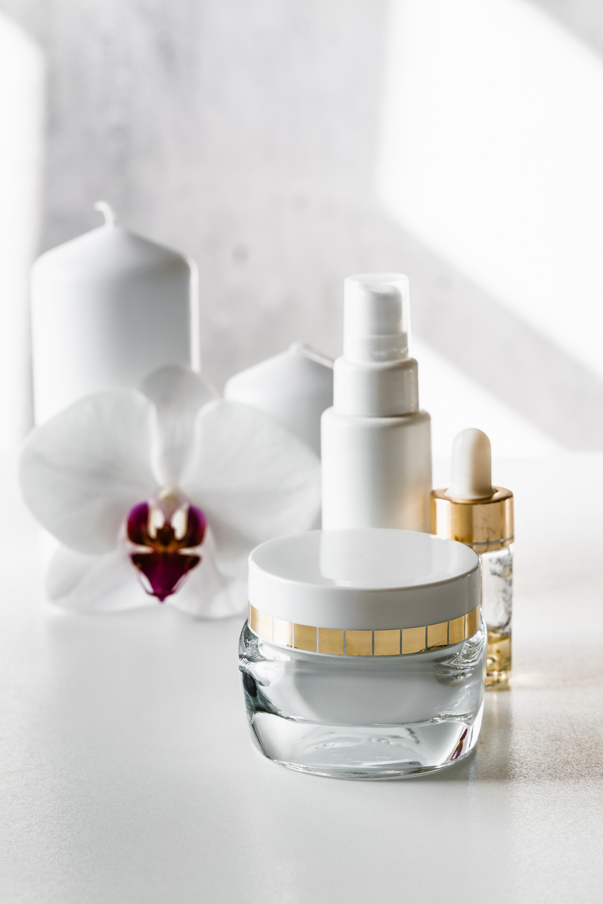 白色背景上的白色空白化妆品瓶化妆品温泉产品. 