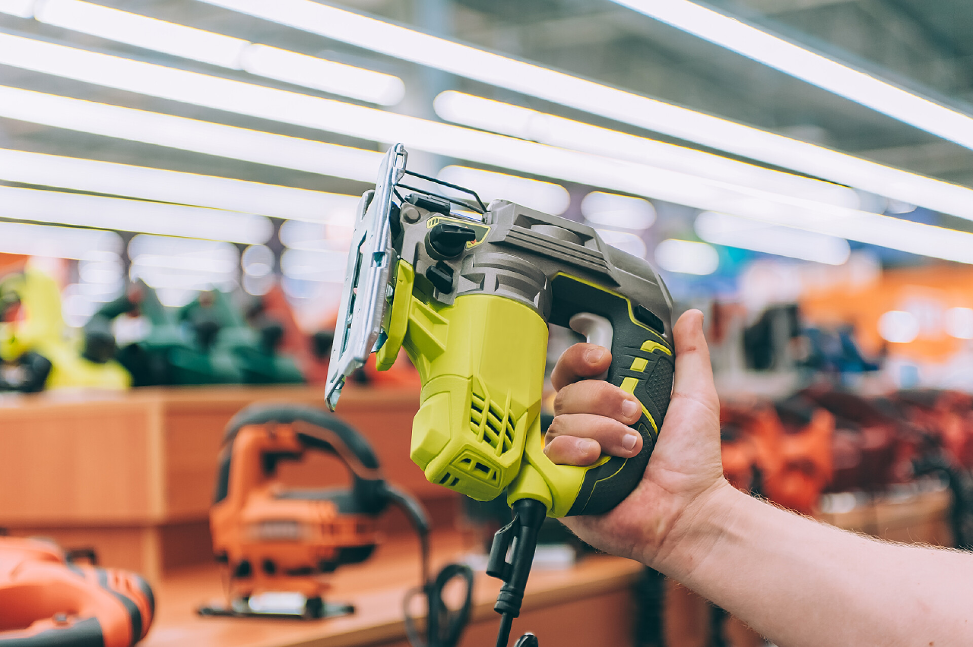 一个人拿着一把锯子一个人拿着一把锯子来切东西.概念人员在五金店里挑选一种产品