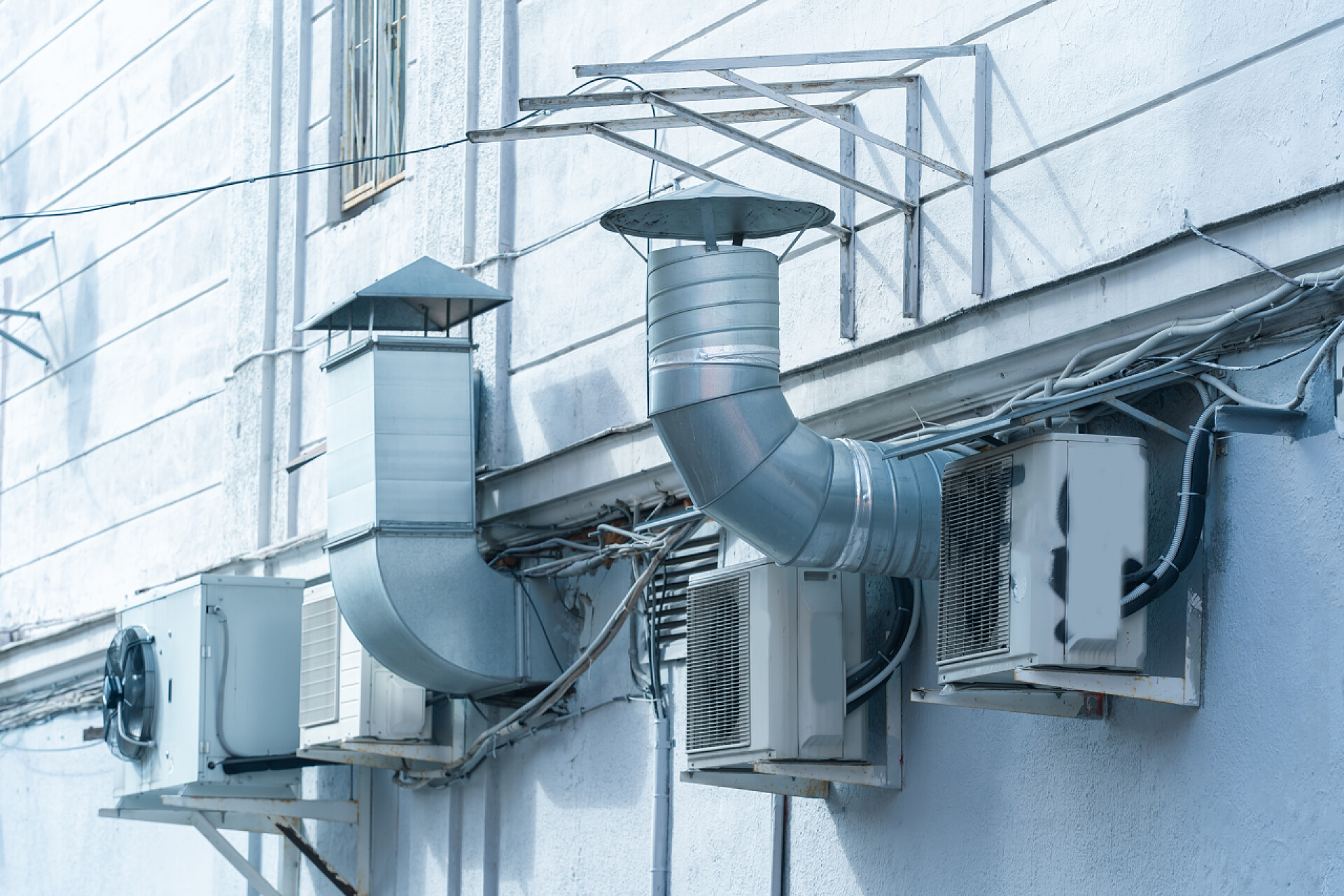 房子墙壁上的通风设备房子墙壁上的通风设备。大楼立面的空调系统