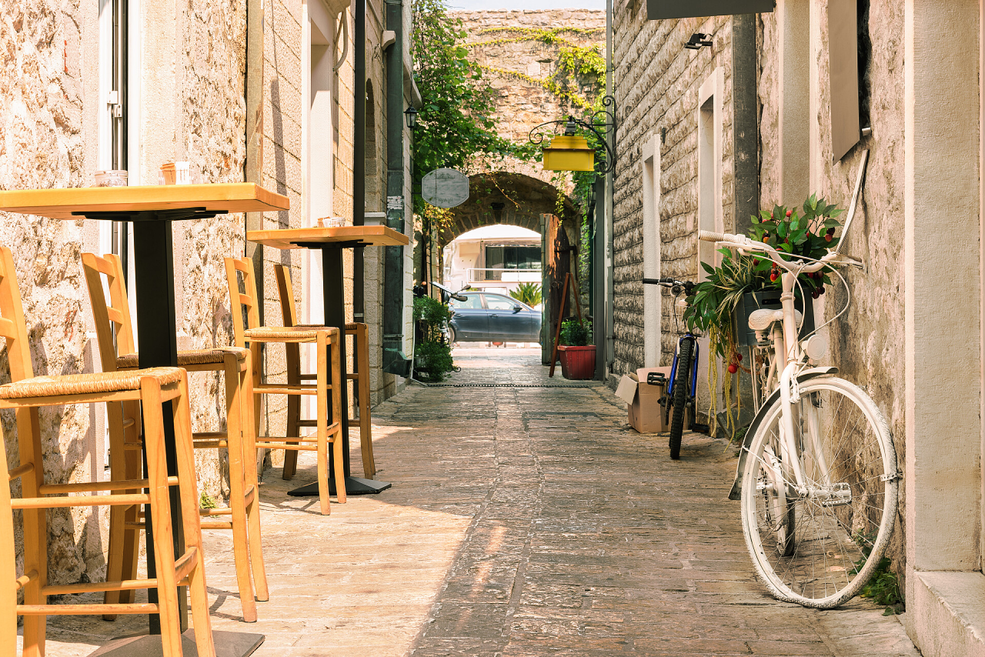 胡同里面的一条小路黑山布德瓦老城街第一次提到这座城市是在26个多世纪前。我们看到古老的房子，狭窄的街道，咖啡馆，商店.