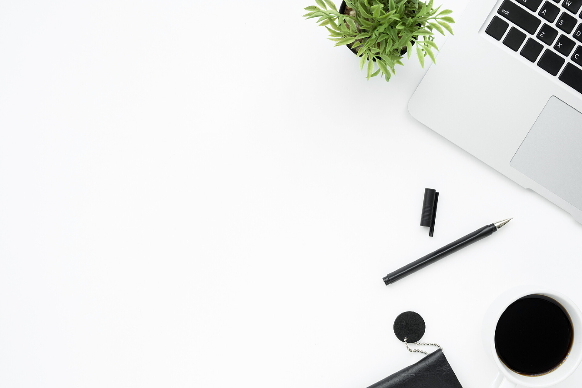 白色背景办公桌上的植物咖啡笔记本电脑白色写字台,配有翻领,咖啡和用品.顶部视图，带有复制空间，平面布局.