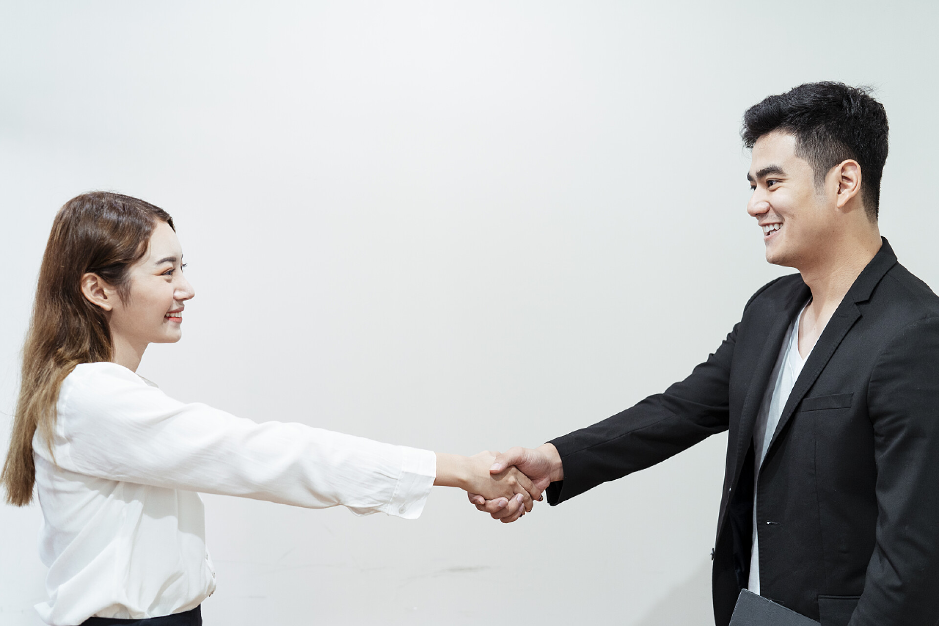 白色背景中两个商人握手第一次见面时,两个商人握手.两个商人在室内打招呼.商业伙伴关系会议的概念。形象商人握手。成功的商人成交后握手.