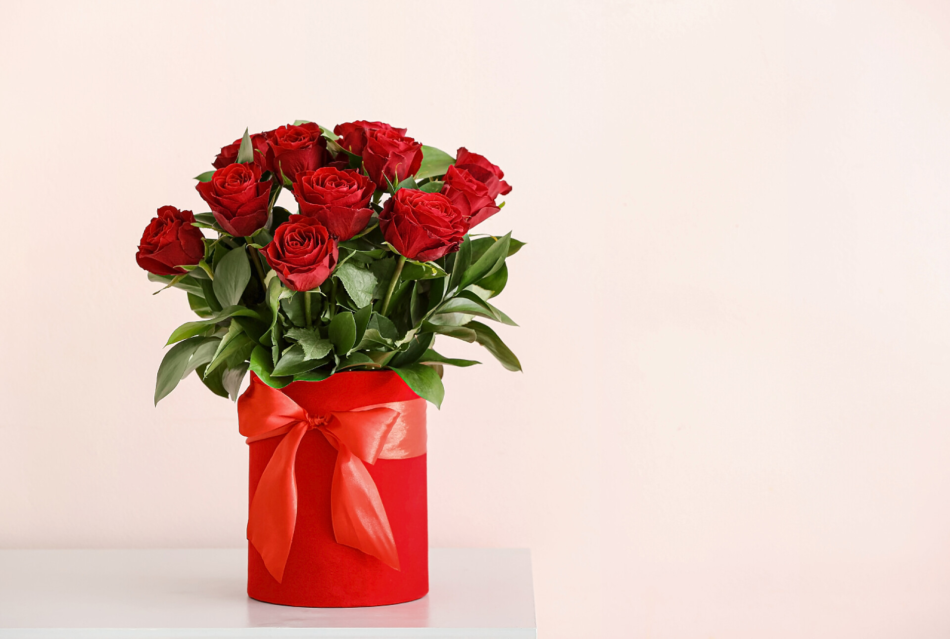 粉色背景上的玫瑰花桌上摆满了美丽的花朵