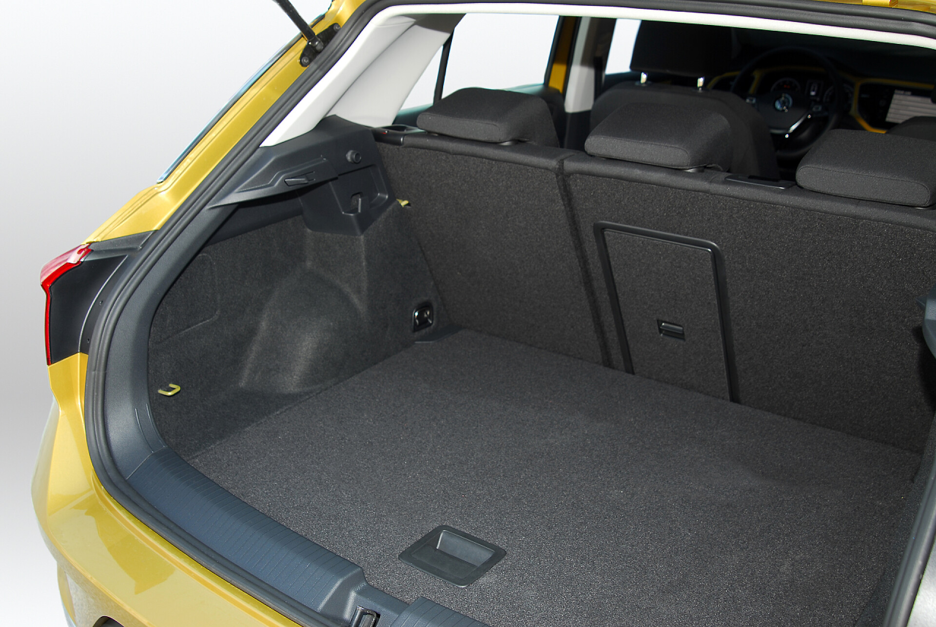 SUV汽车的宽敞后备箱SUV的空行李箱