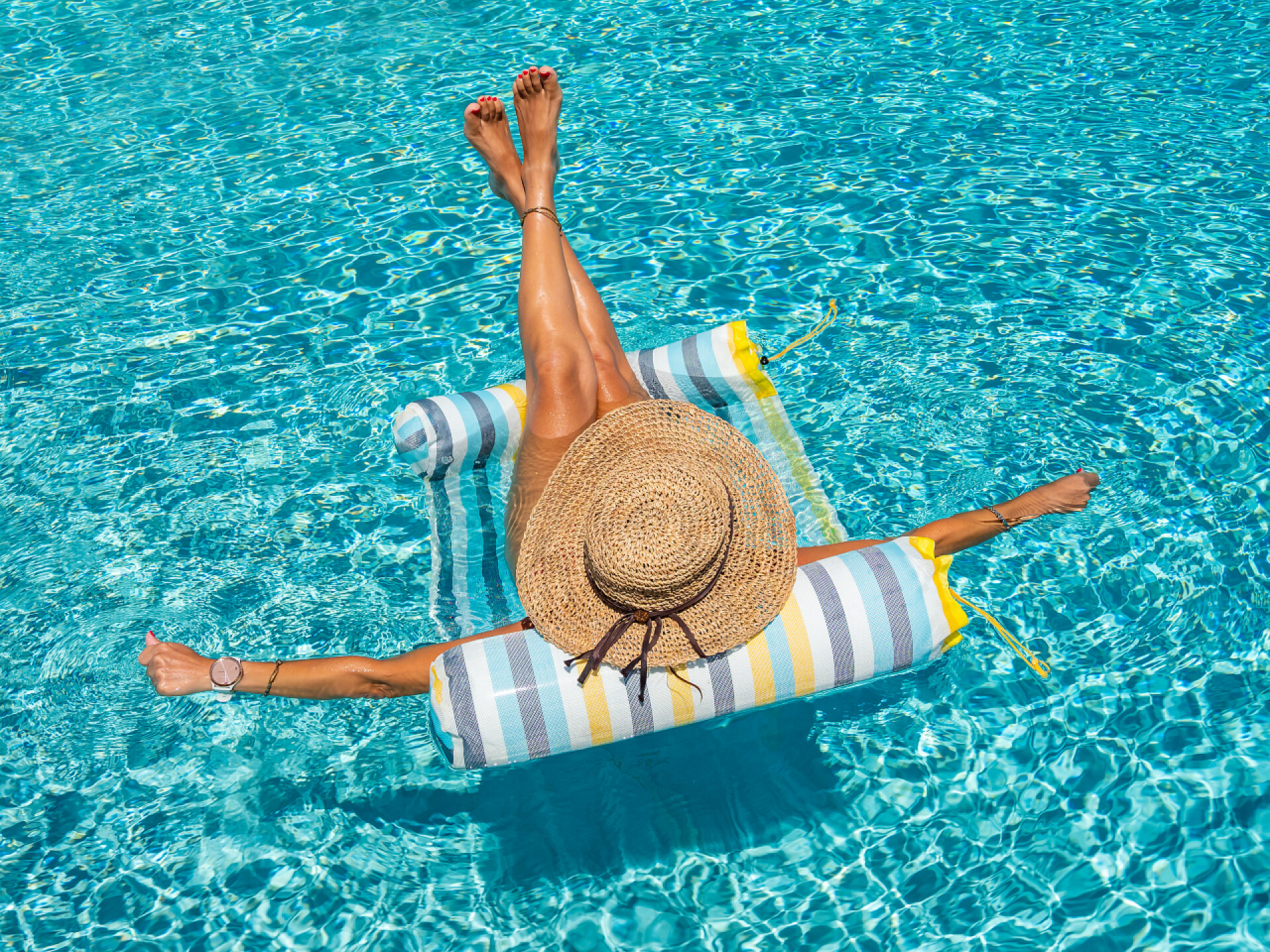女子在五星级酒店的泳池玩水豪华女子五星级温泉度假胜地游泳池. 