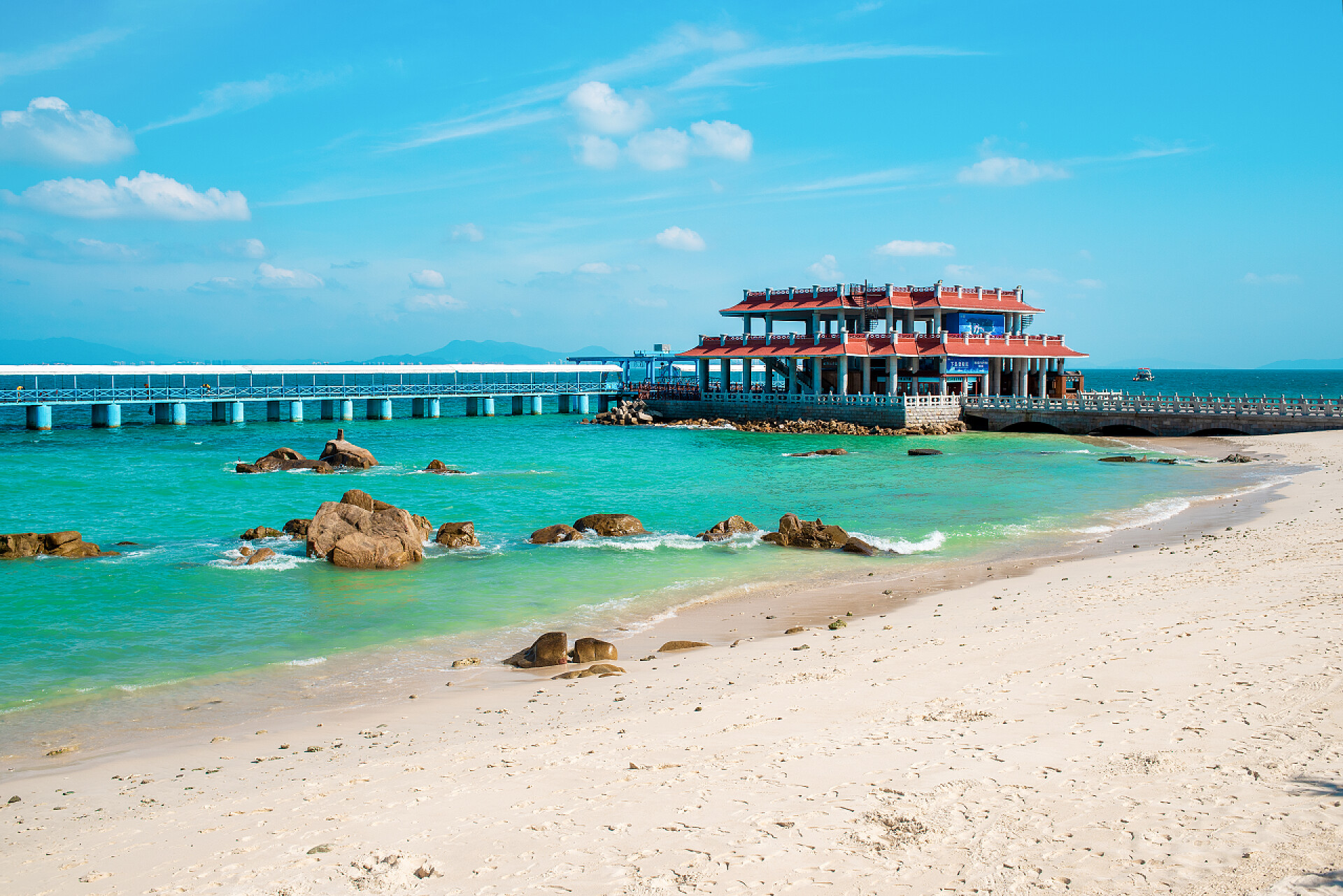 蓝天白云下的大海和凉亭五州岛的风景海景.三亚市的中国度假度假地在海边避暑.中国最受欢迎的旅游胜地。海塘湾。海南岛，三亚市.