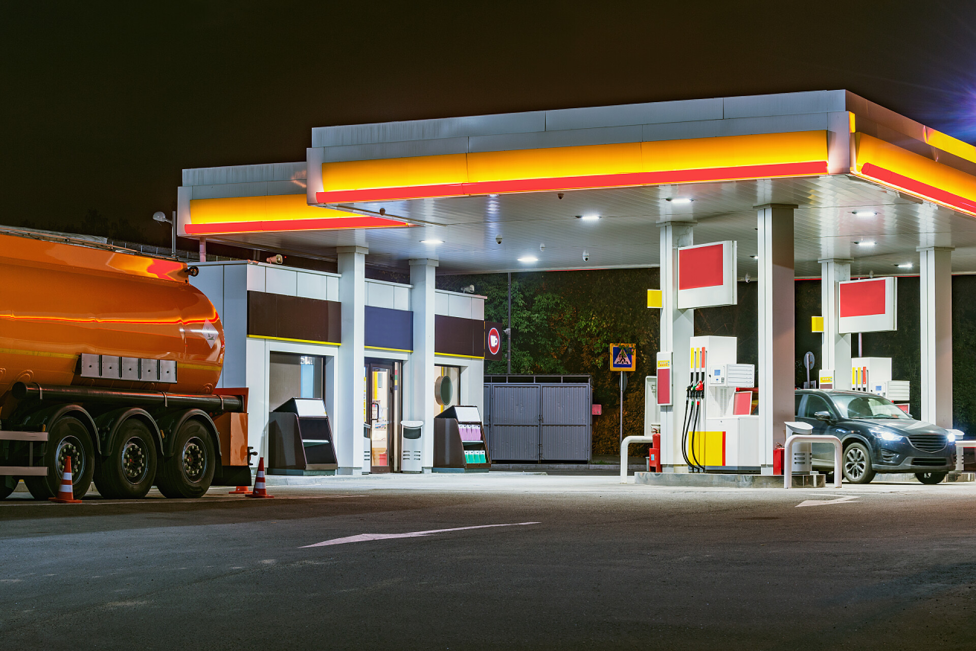 加气站的24小时营业气站范围内的夜景.