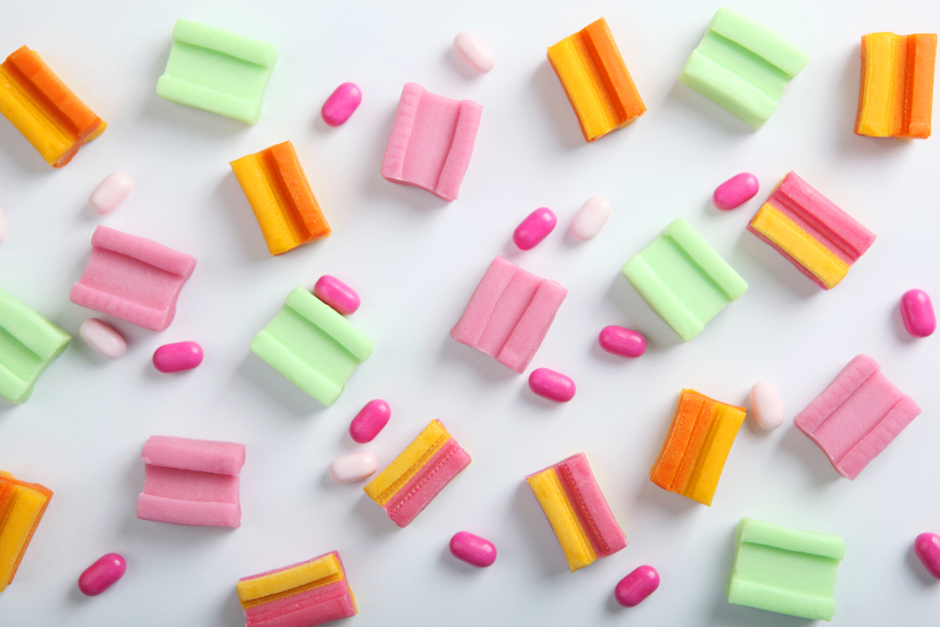 白色桌子上的口香糖桌上有许多不同的口香糖