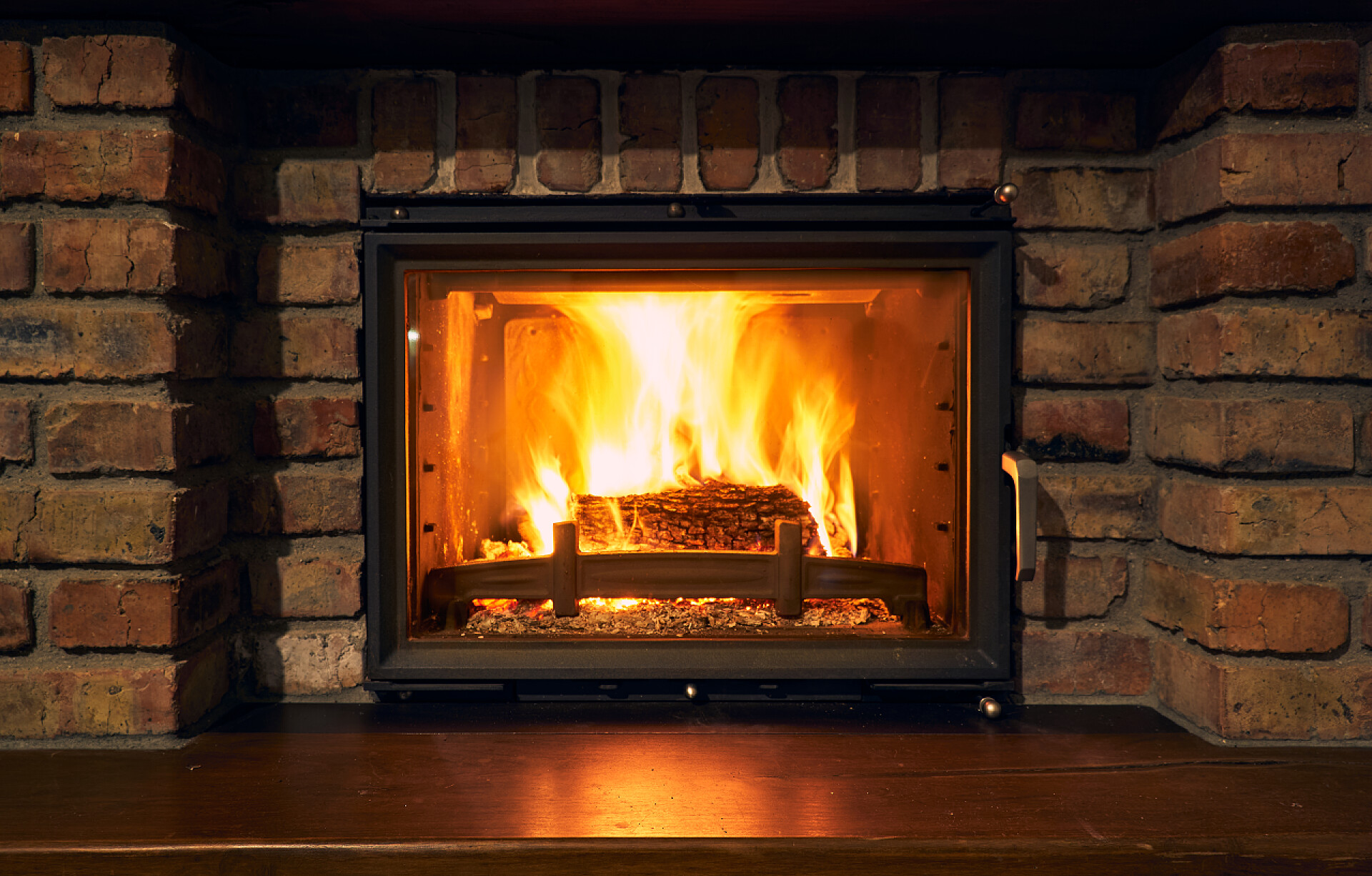 室内在燃烧中的壁炉壁炉和防火近景,如物体或背景,砖墙