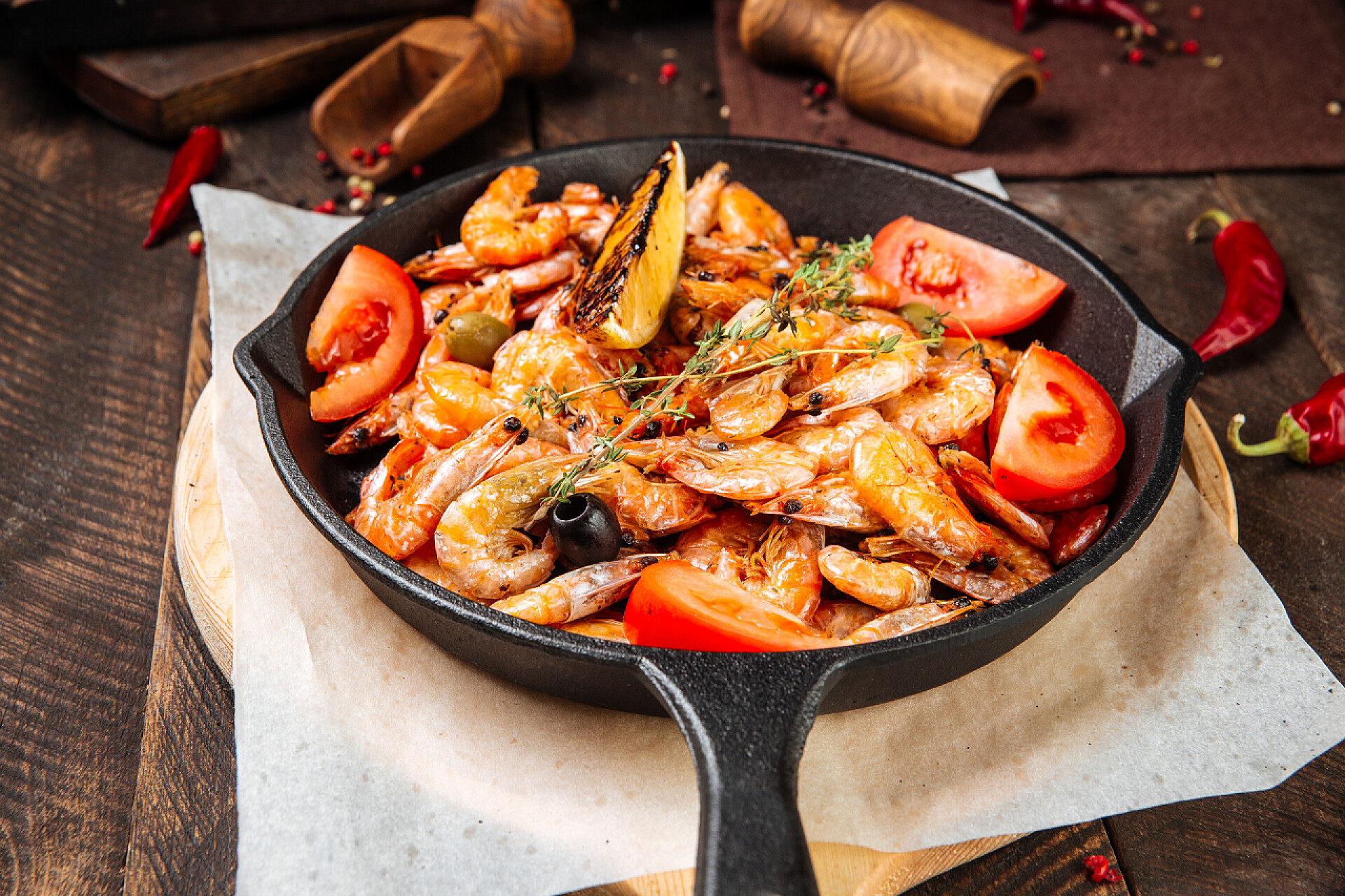 锅里的炒大虾铸铁焙烤虾仁侧观 