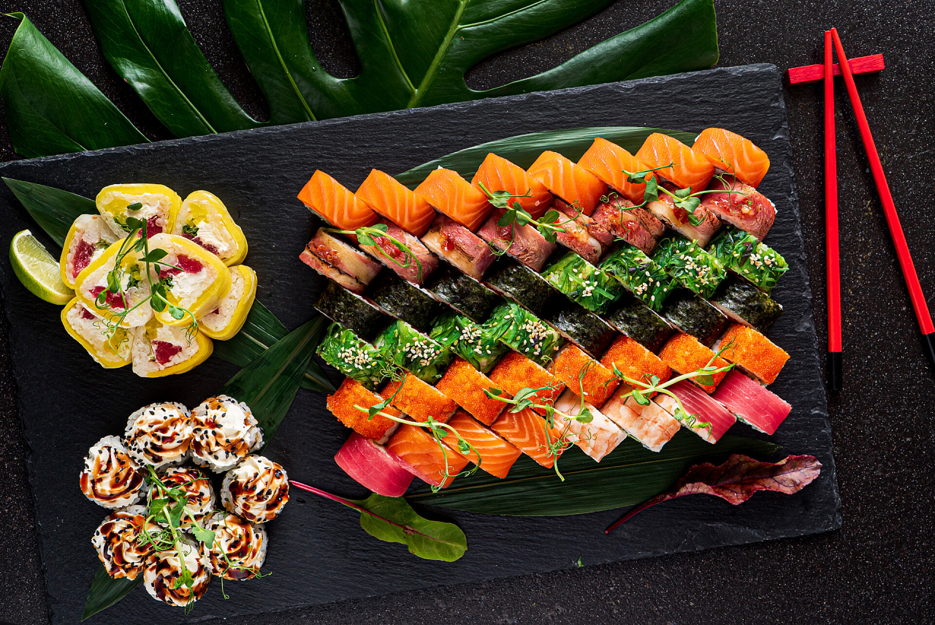 黑色盘子上的寿司寿司在黑色背景上