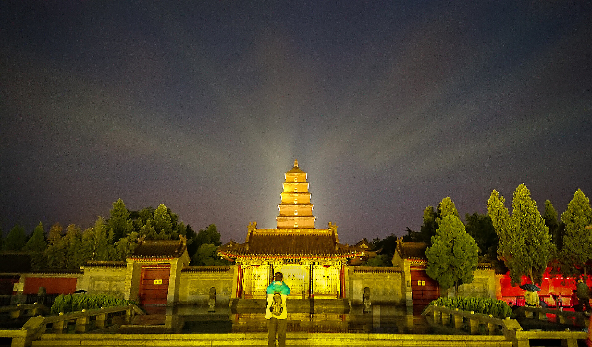 黑夜下的华山大野鹅宝塔华山大野鹅宝塔.