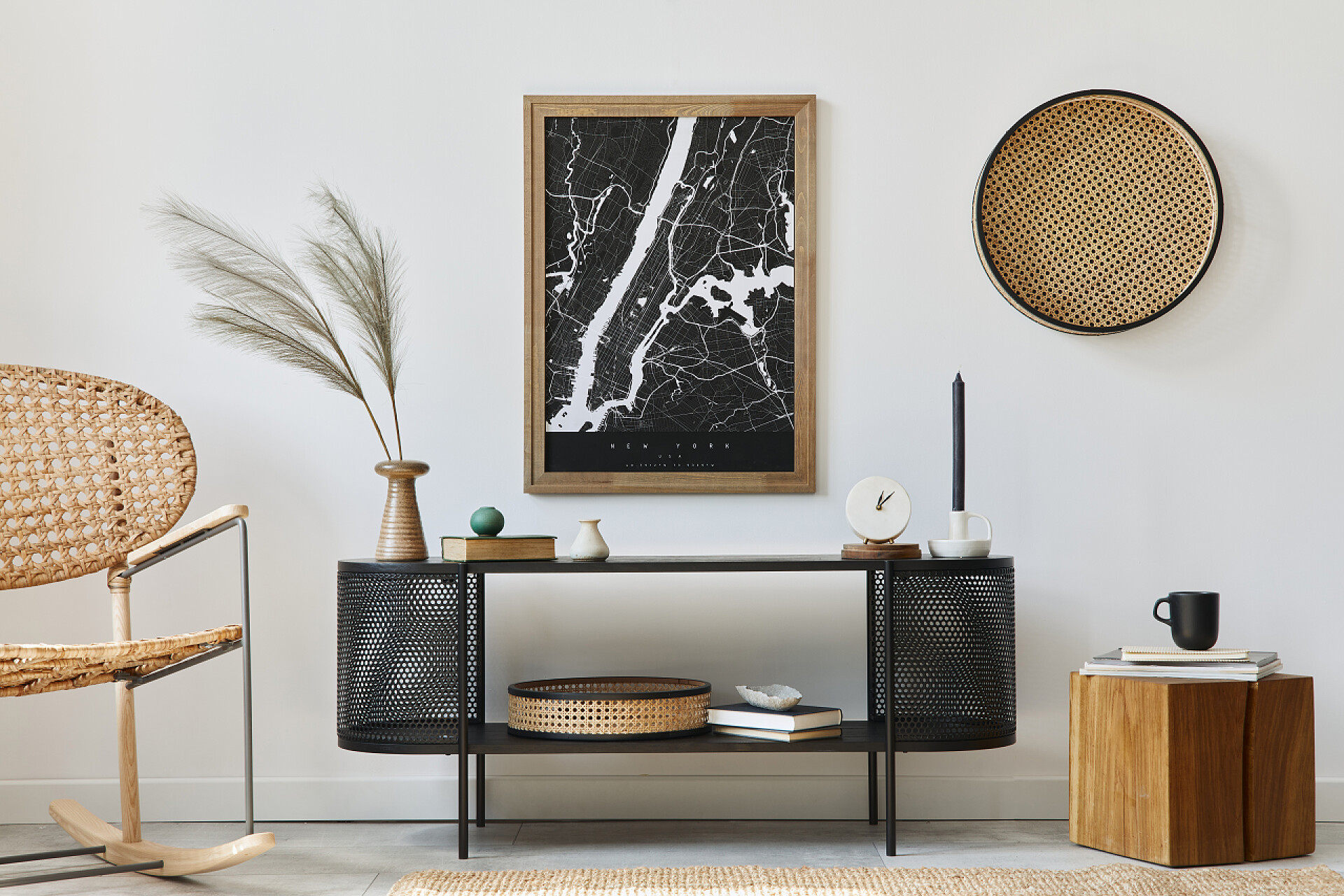 现代风格装修的客厅现代斯堪的纳维亚客厅内饰有模拟的海报框架、设计模式、花瓶中的叶子、藤椅、书籍和时尚家居装饰的典雅配饰。模板. 