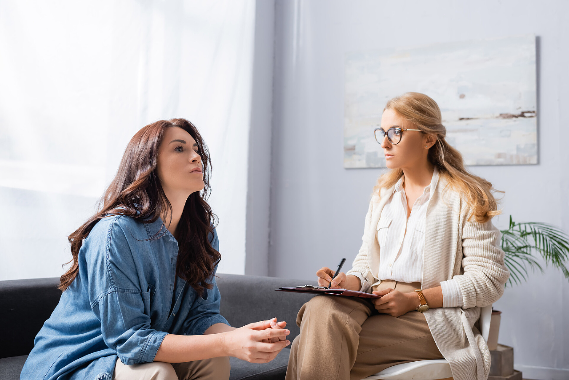 在与心理咨询师讨论的母亲有精神问题的忧心忡忡的黑发女人去看心理医生 