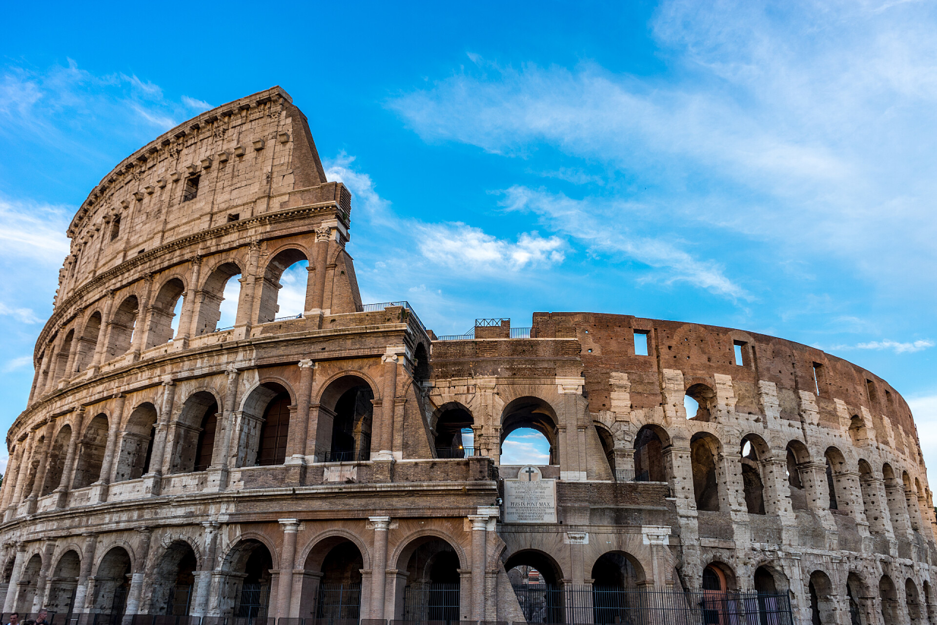 蓝天白云下的罗马竞技场大罗马竞技场（Coliseum, Colosseo）的金色日落，也被称为弗拉维安圆形剧场。世界著名的地标。风景秀丽的城市景观.