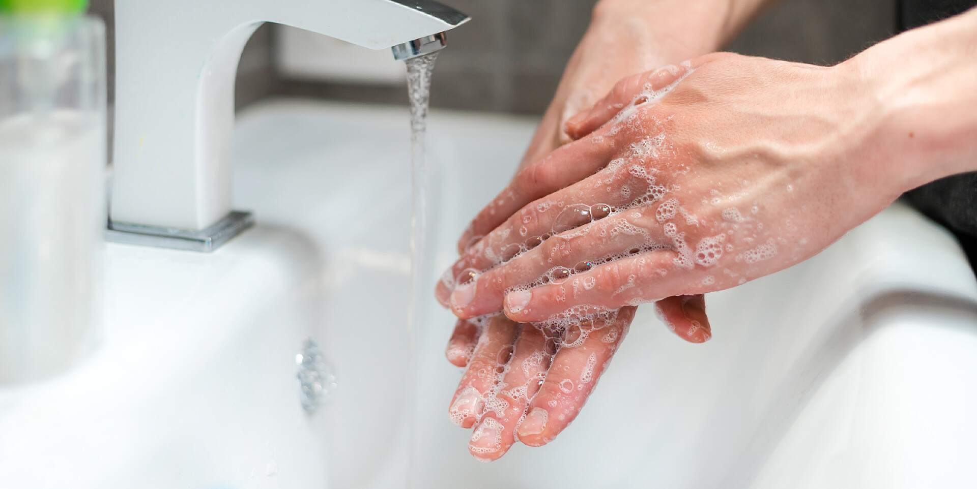 在洗手池洗手靠近点4.现代人小心地洗手 .