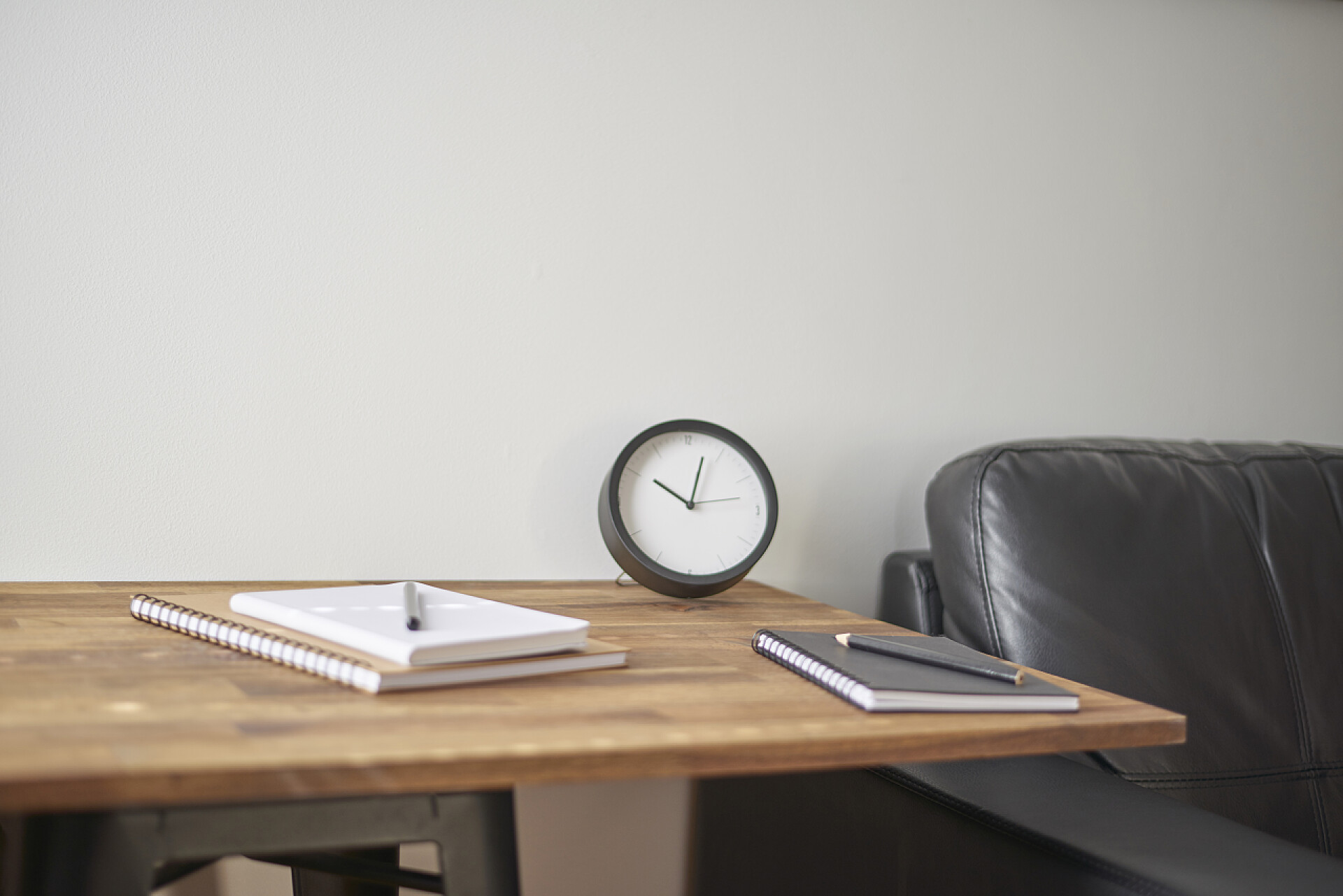 白色背景墙前的桌子一张在家里摆设办公室的照片