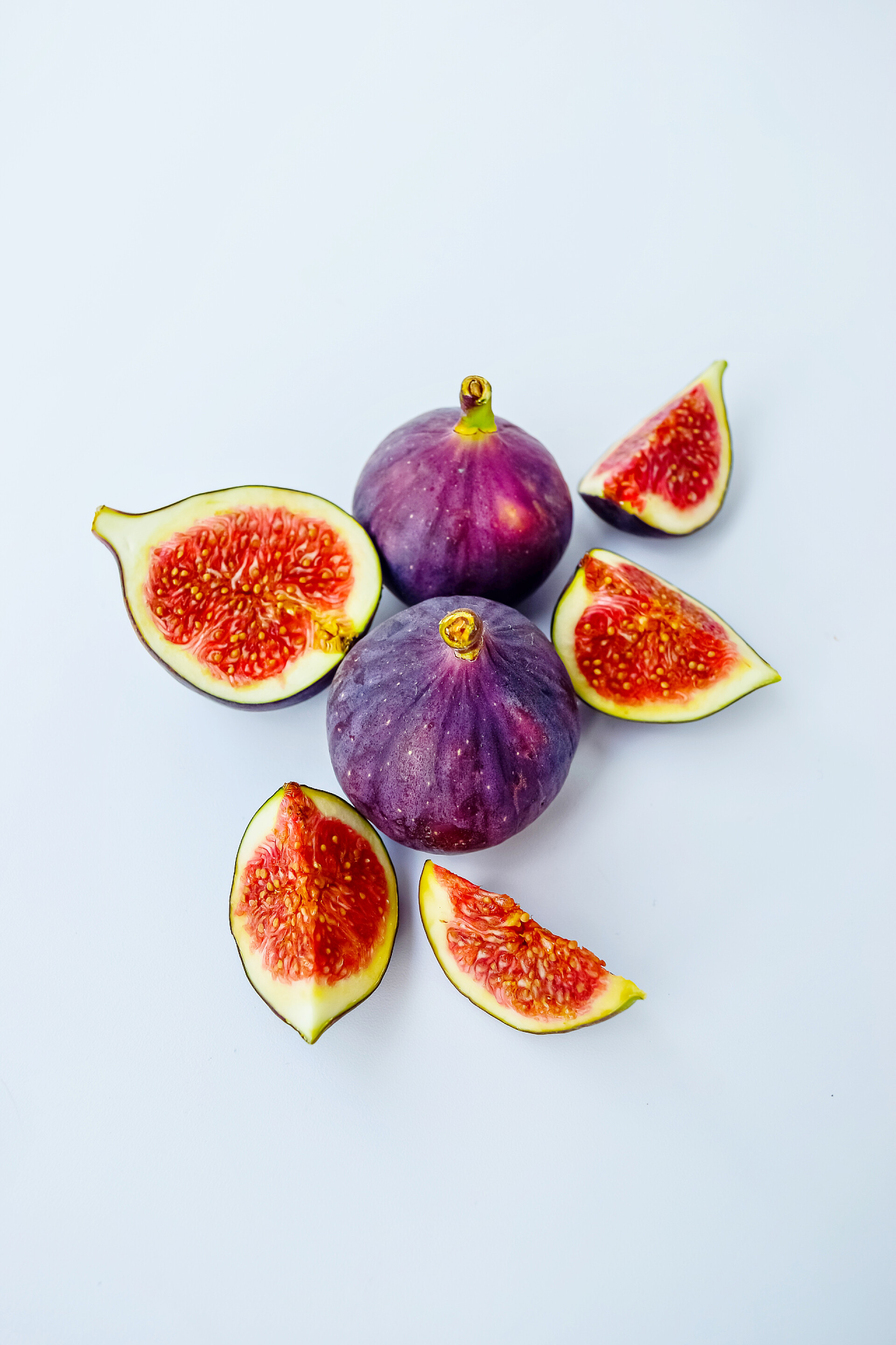 白色桌子上的无花果白色背景上鲜亮多汁的成熟无花果切成块.健康食品的概念.