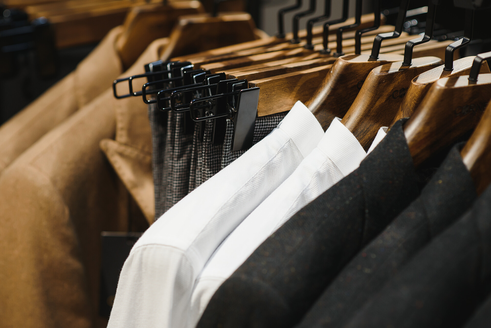 男装商店里的挂着的夹克男装商店里挂着的夹克