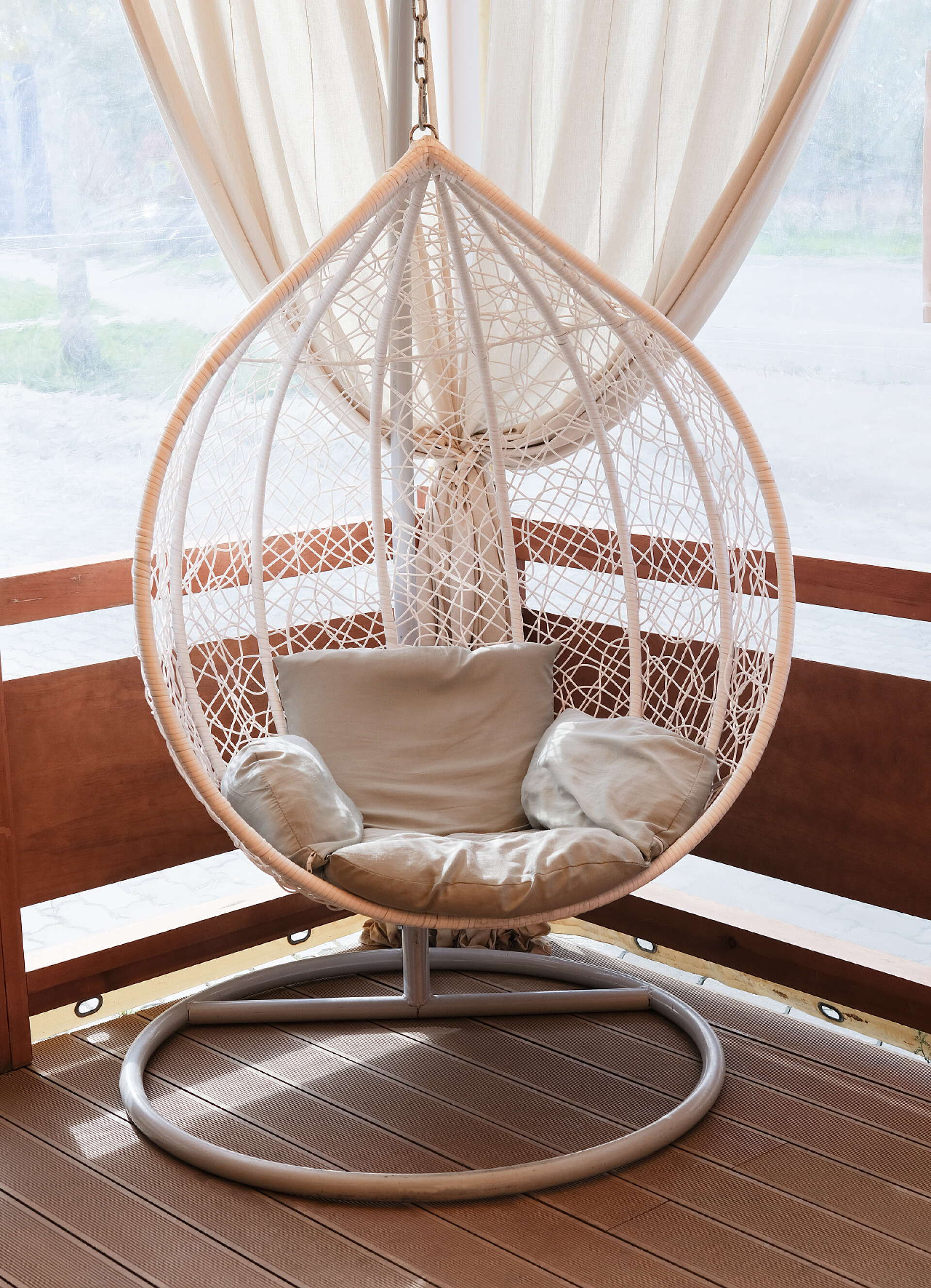 一个在室内的藤条椅柳条藤条挂在阳台上的椅子窝