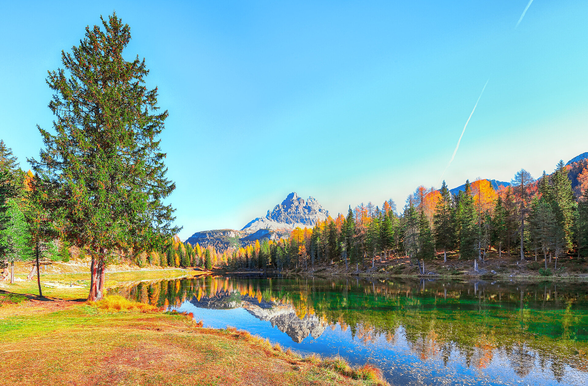 蓝天下的湖泊和树木秋天,安托尔诺湖是旅游胜地,景色令人赞叹.地点：Antorno Lake, Dolomiti Alps, Province of Belluno, Italy, Europe