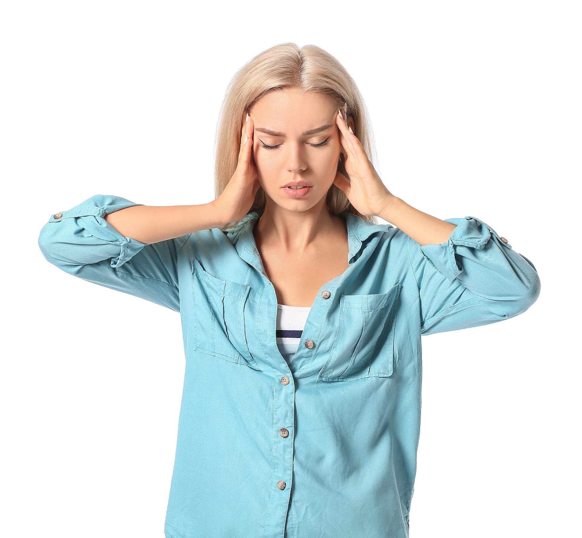 白色背景前穿着睡衣的女人穿着白色背景衣服的年轻女子