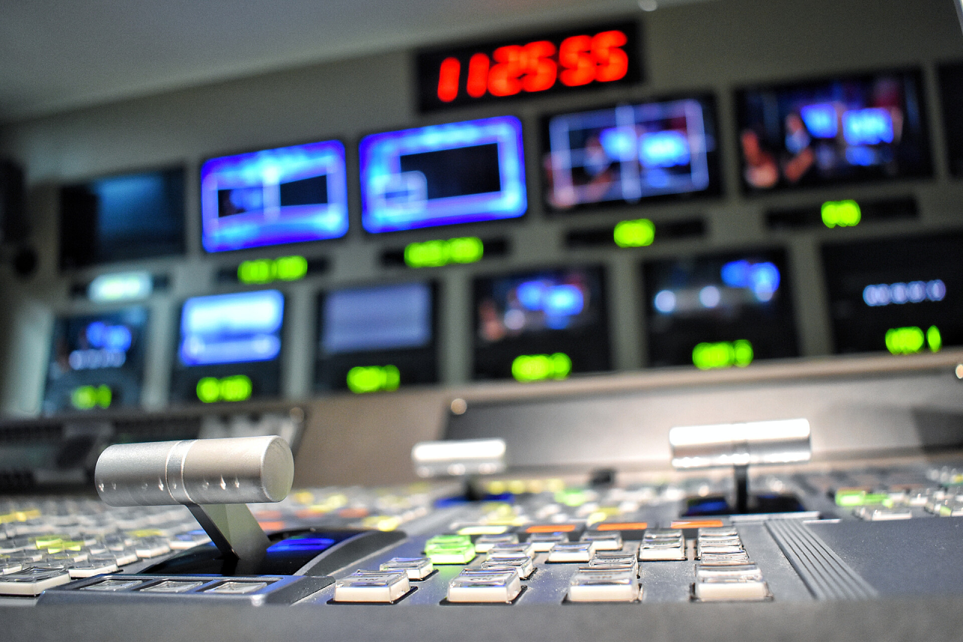 在电视台制作的控制设备电视制作控制室的设备.