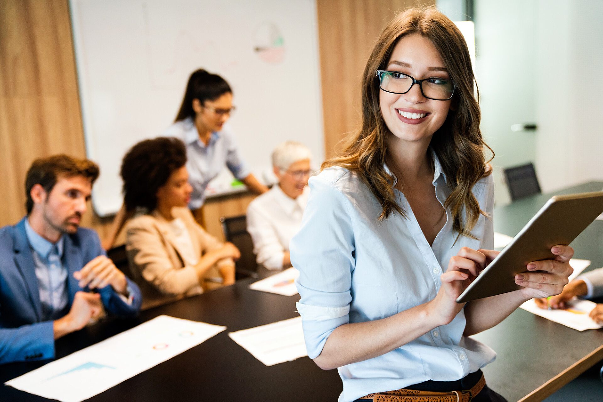 一个在办公室做软件开发的程序员在软件开发公司办公室工作的程序员
