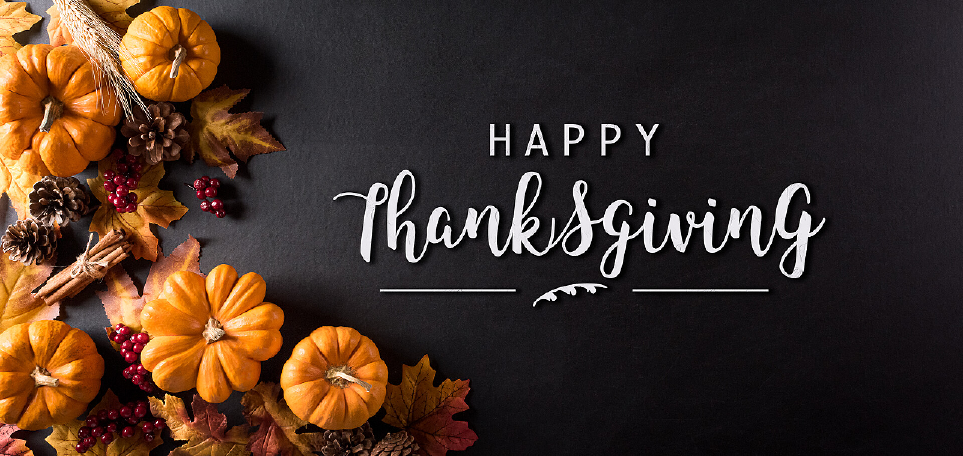 黑色背景上的南瓜感恩节背景装饰由干叶，南瓜在黑板背景。平躺在地上，秋天、秋天、感恩节的头像.