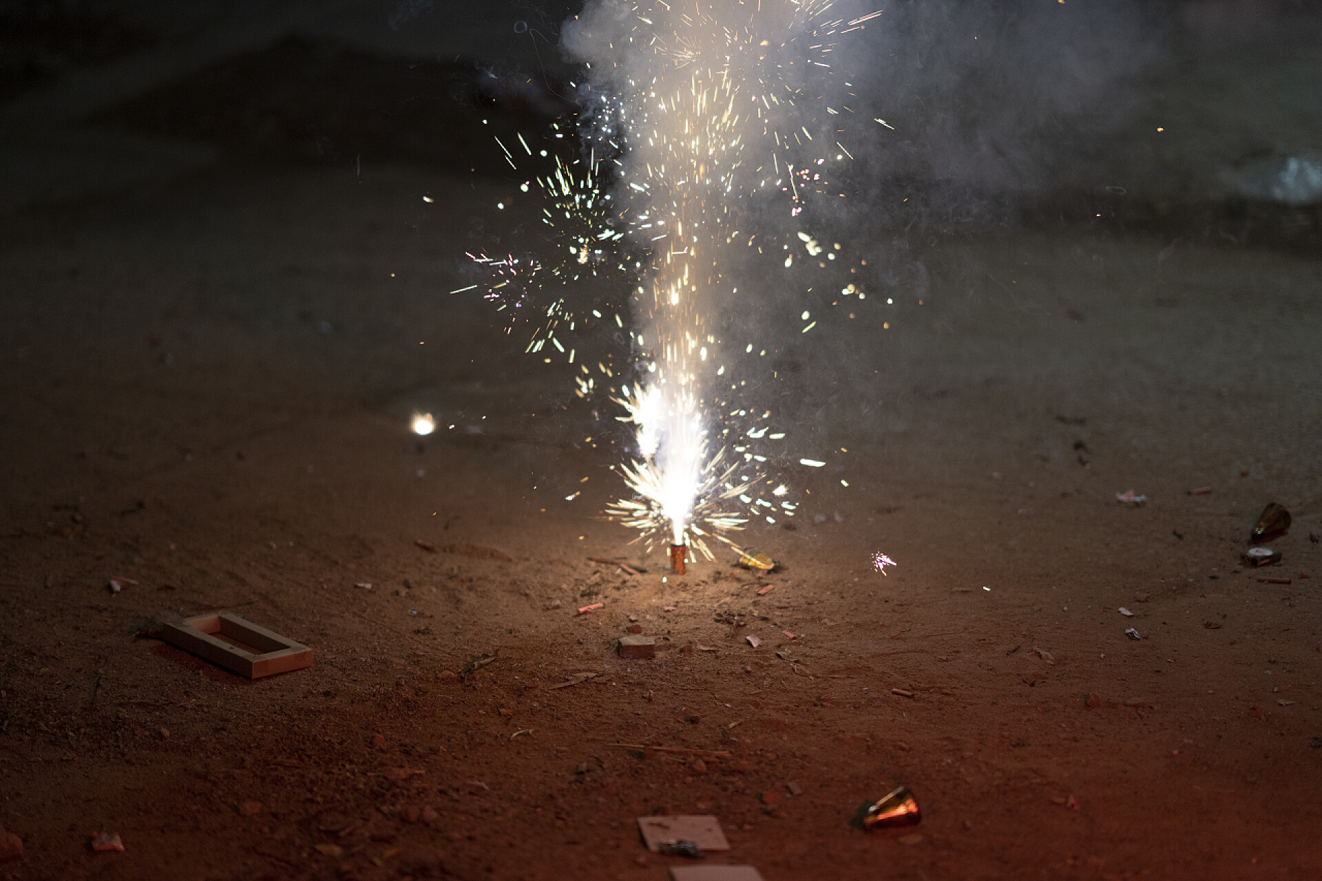 黑夜里的烟花黑色背景下的爆裂火