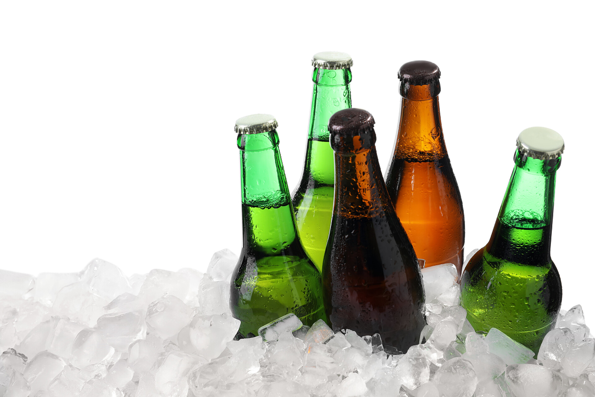 白色背景前冰块上的啤酒白底背景下冰块上的啤酒瓶