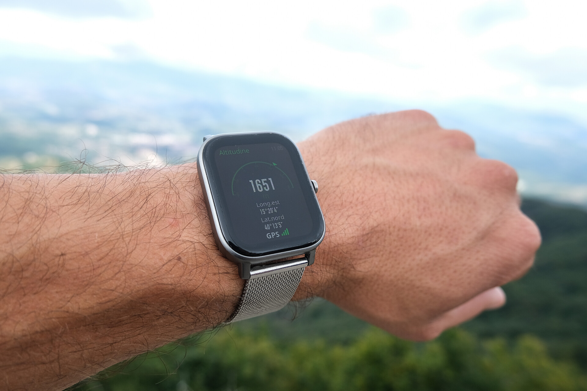 一个戴着手表的男人徒步旅行者在智能手表、远足运动技术上显示高度