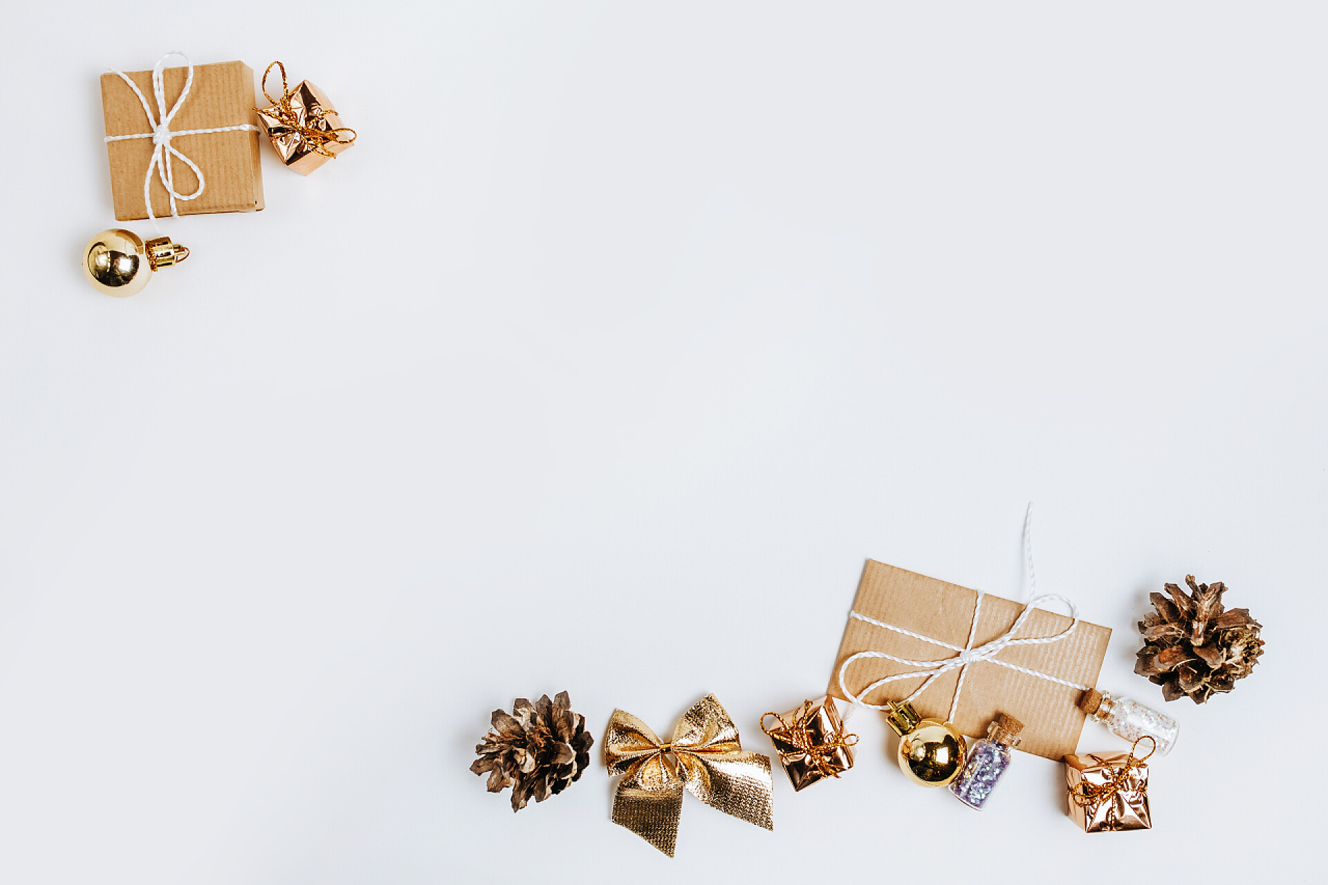 白色桌子上的礼物盒和装饰品新年礼物：白色背景的圣诞佳节