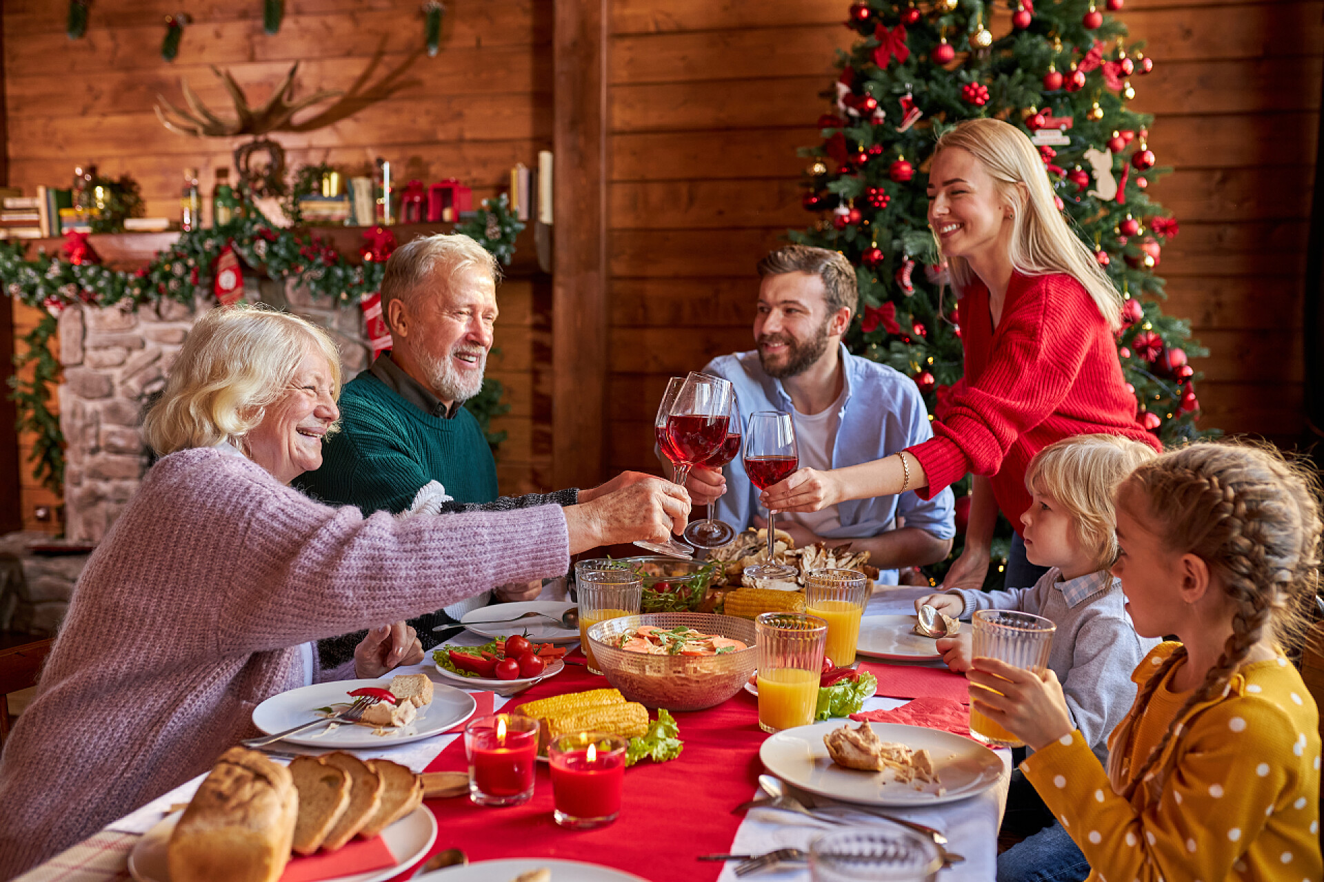 在圣诞里庆祝的一家人