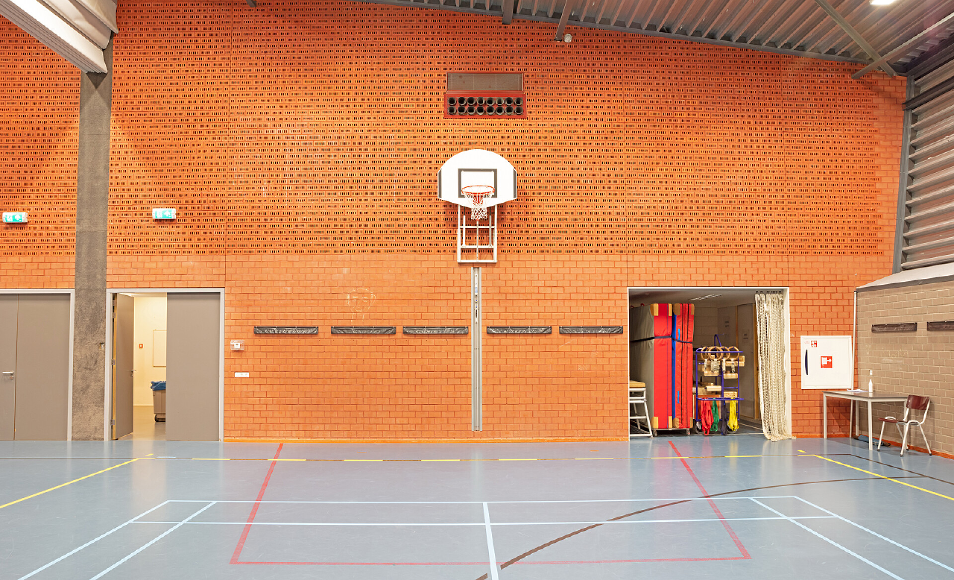 在一个宽敞的体育馆内部一个大型学校体育馆的内部，没有孩子