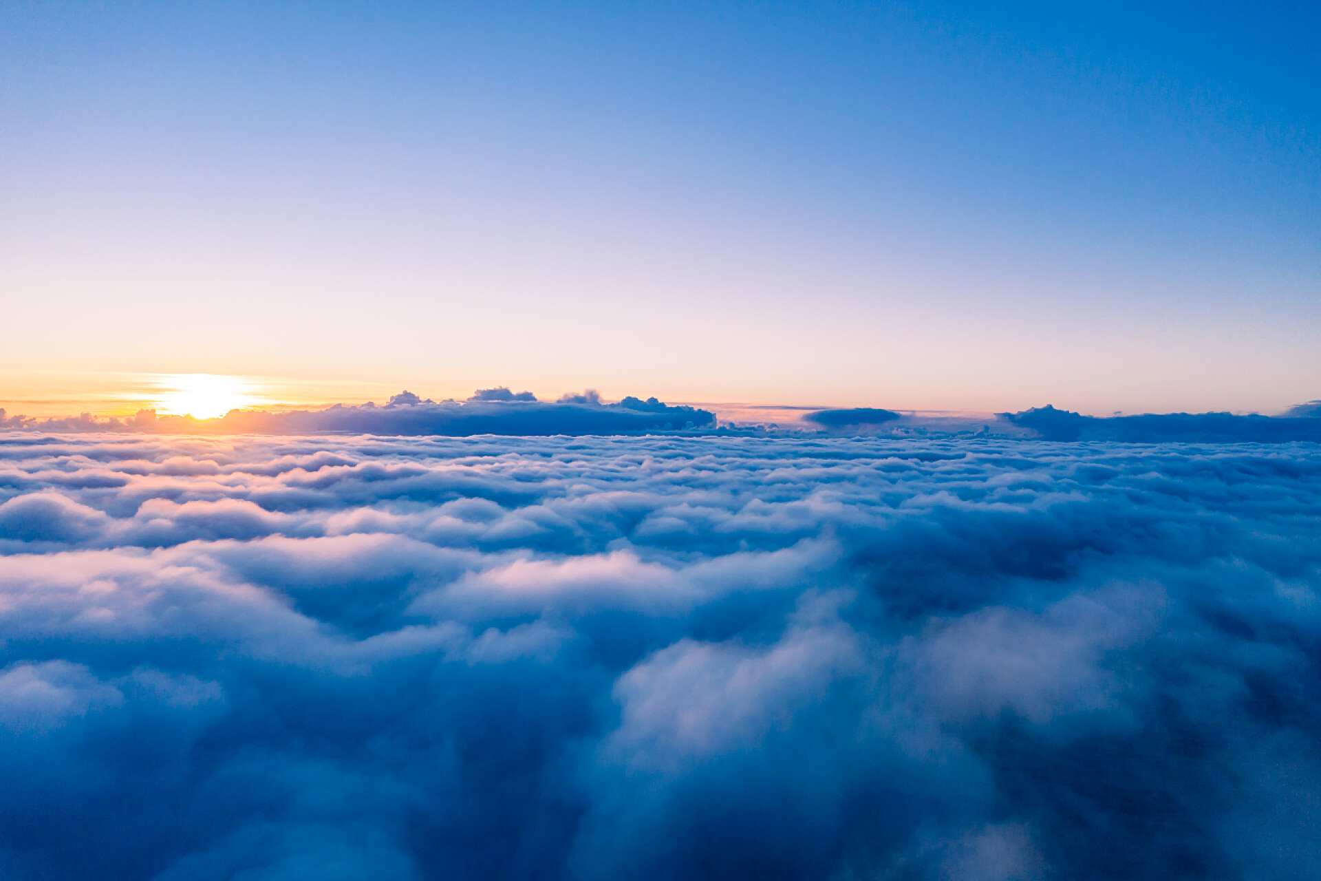 蓝天夕阳下的地面爱尔兰多纳加尔县滑道联盟悬崖的戏剧性空中景观
