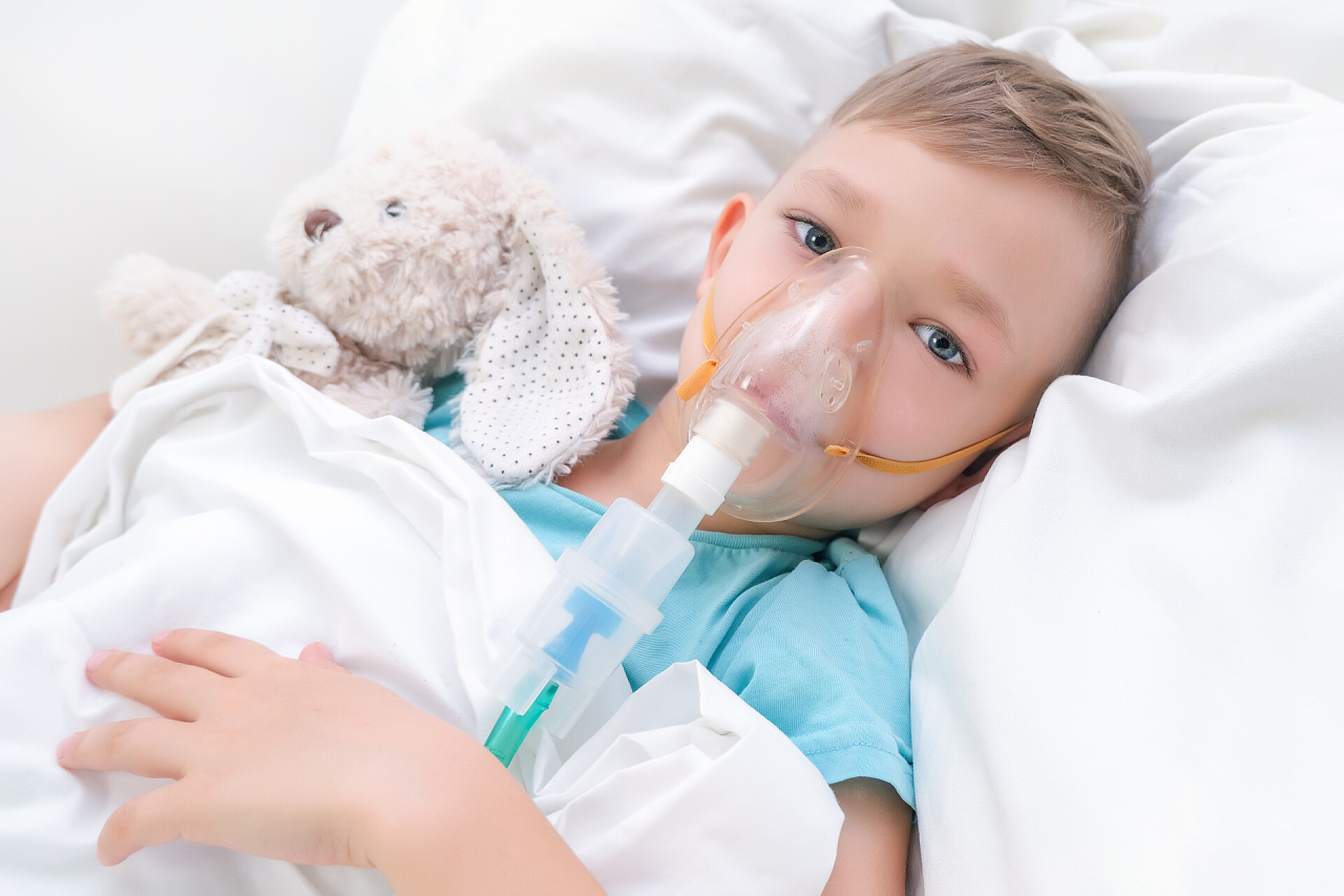 肺部有炎症的小孩子在吸氧男孩有吸入，肺的治疗程序.