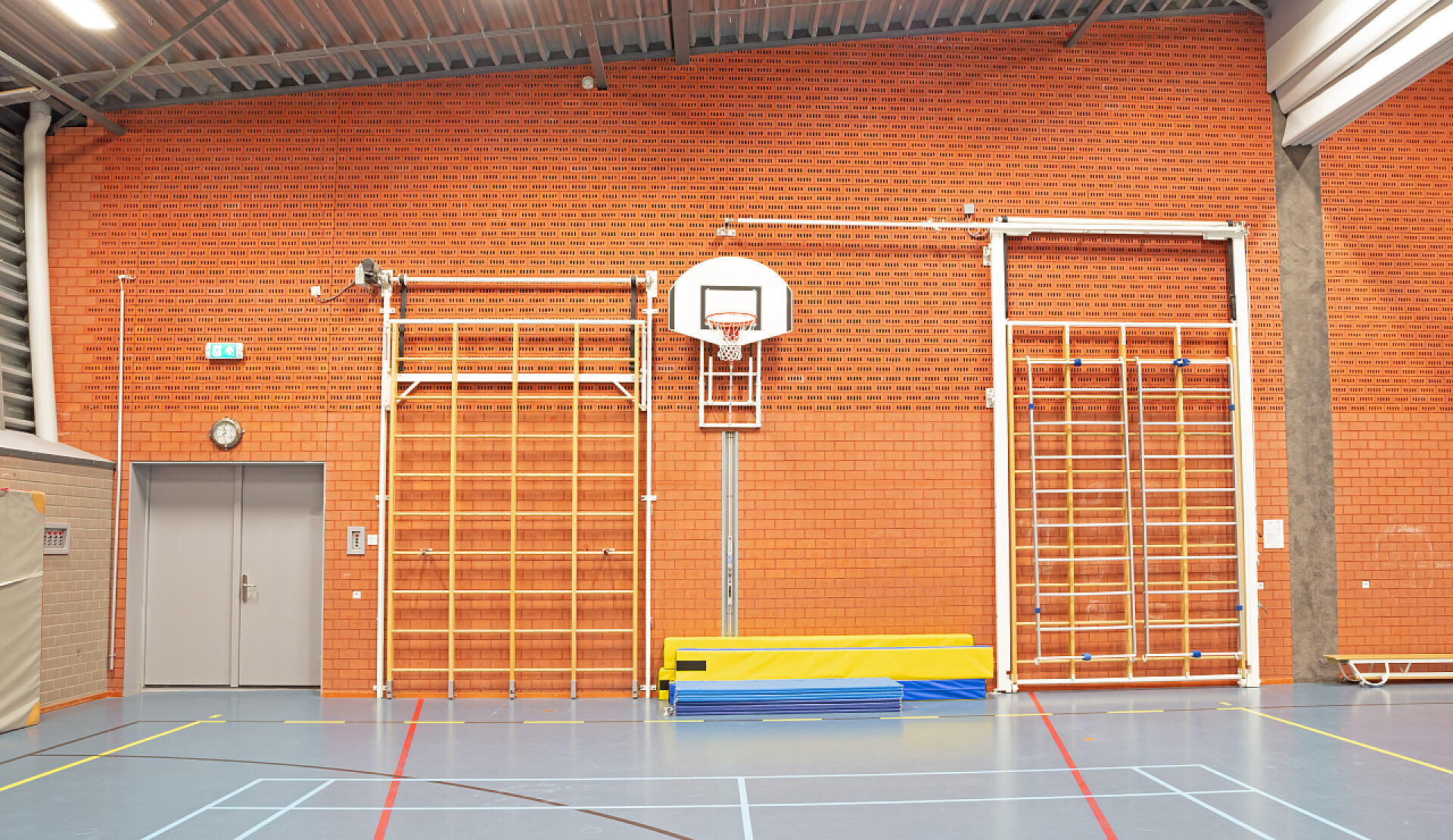 一个体育场的内部一个大型学校体育馆的内部，没有孩子