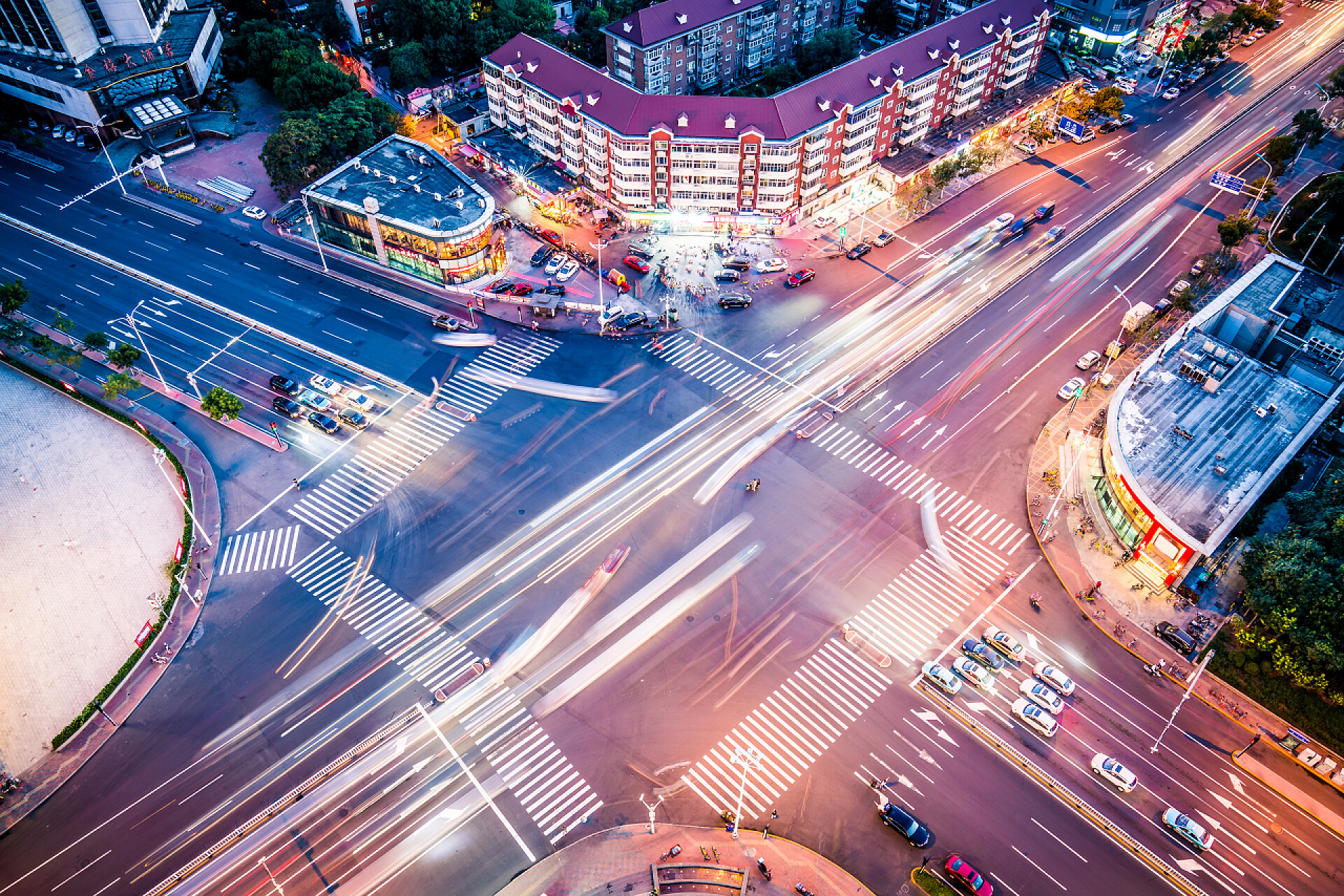 夜晚的城市马路上车流不息夜晚繁忙的城市街道 