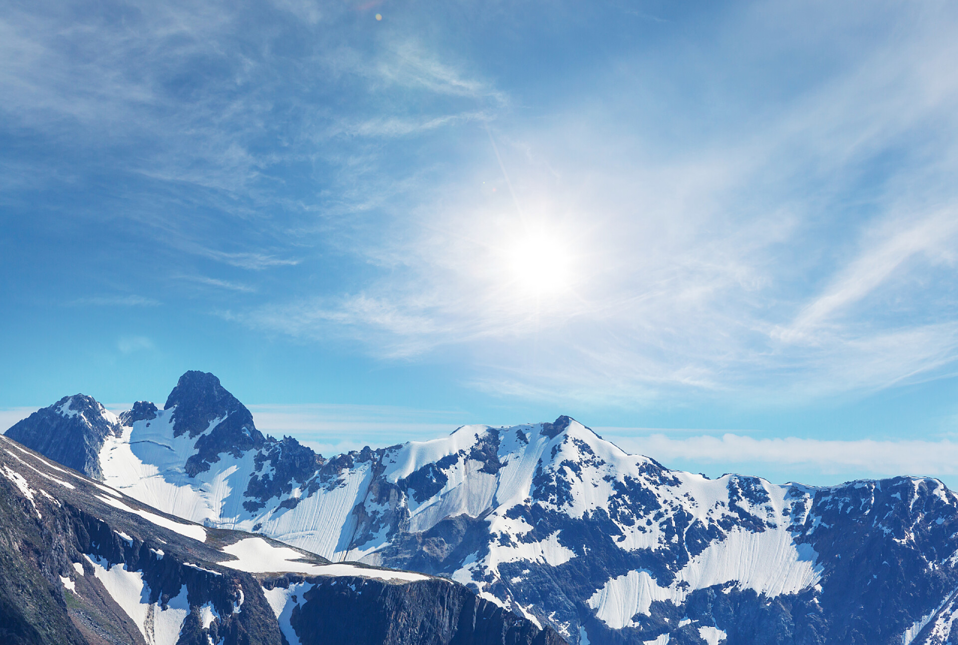 蓝天下的加拿大山脉夏季加拿大落基山脉的风景如画的山景