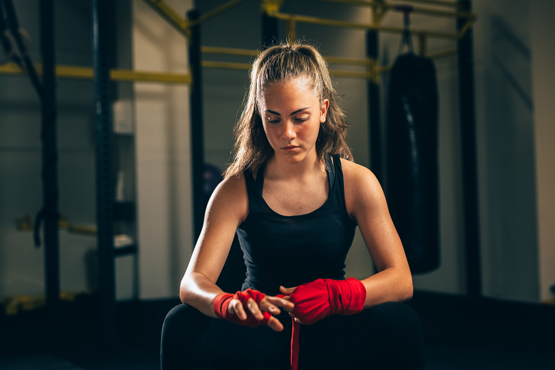 一个女人在接受拳击训练准备接受培训的年轻妇女