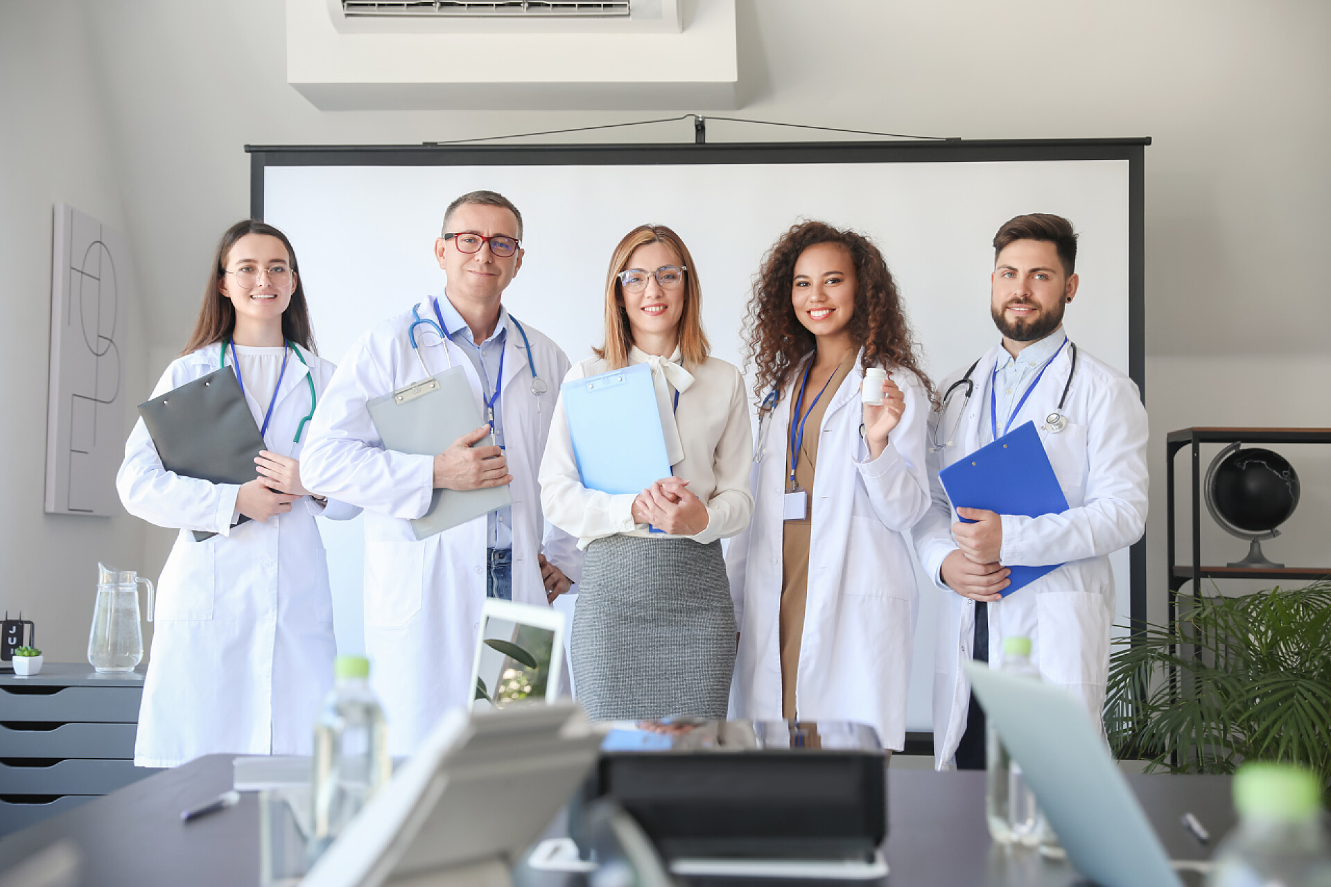 在医院办公室内和照的五个医生现代诊所的医生队伍