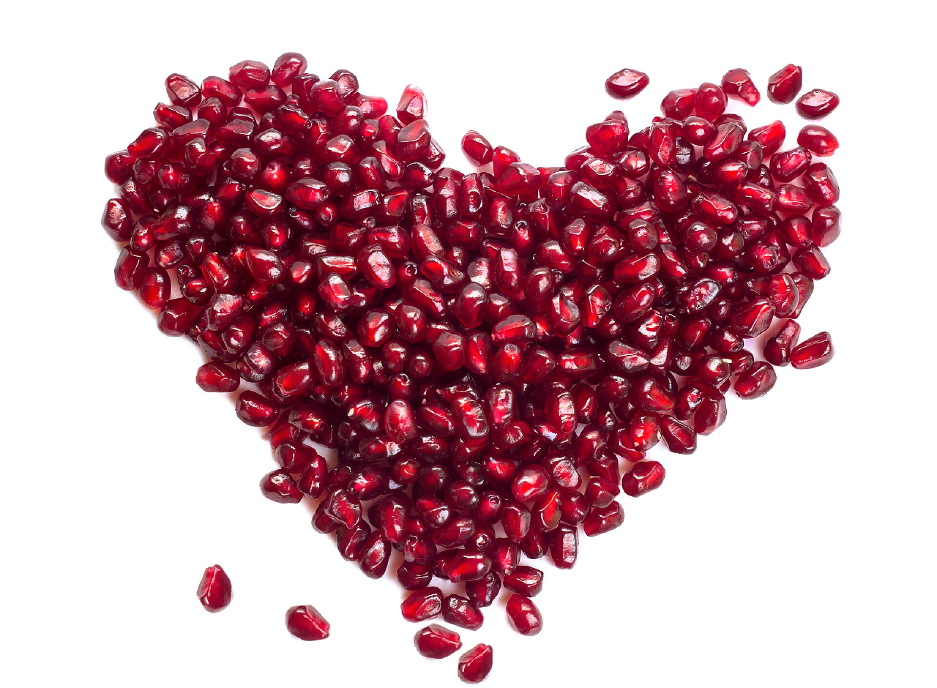 白色桌子上的红色的石榴白色背景的石榴种子心